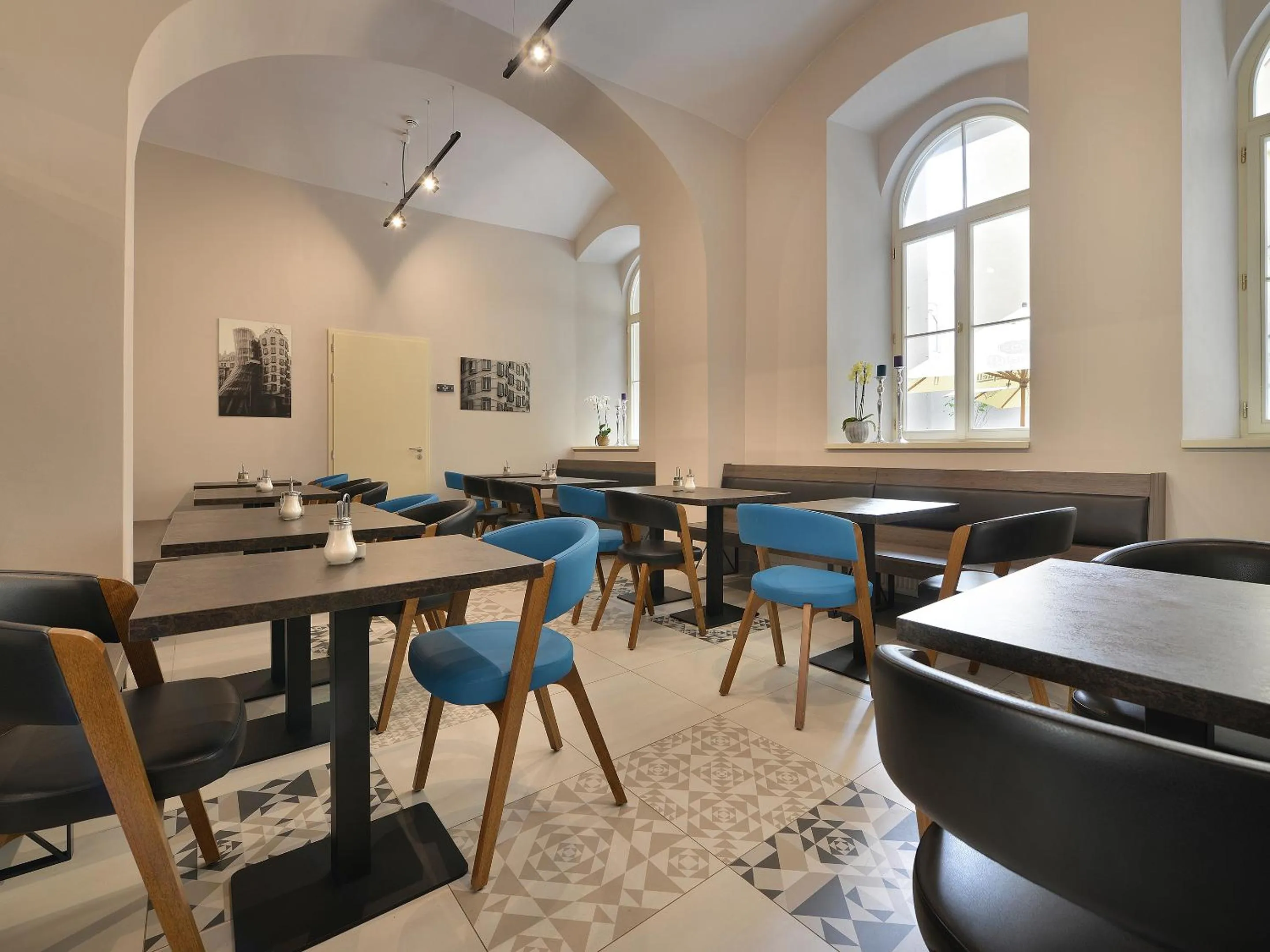 Restaurant/places to eat in EA Hotel New Town