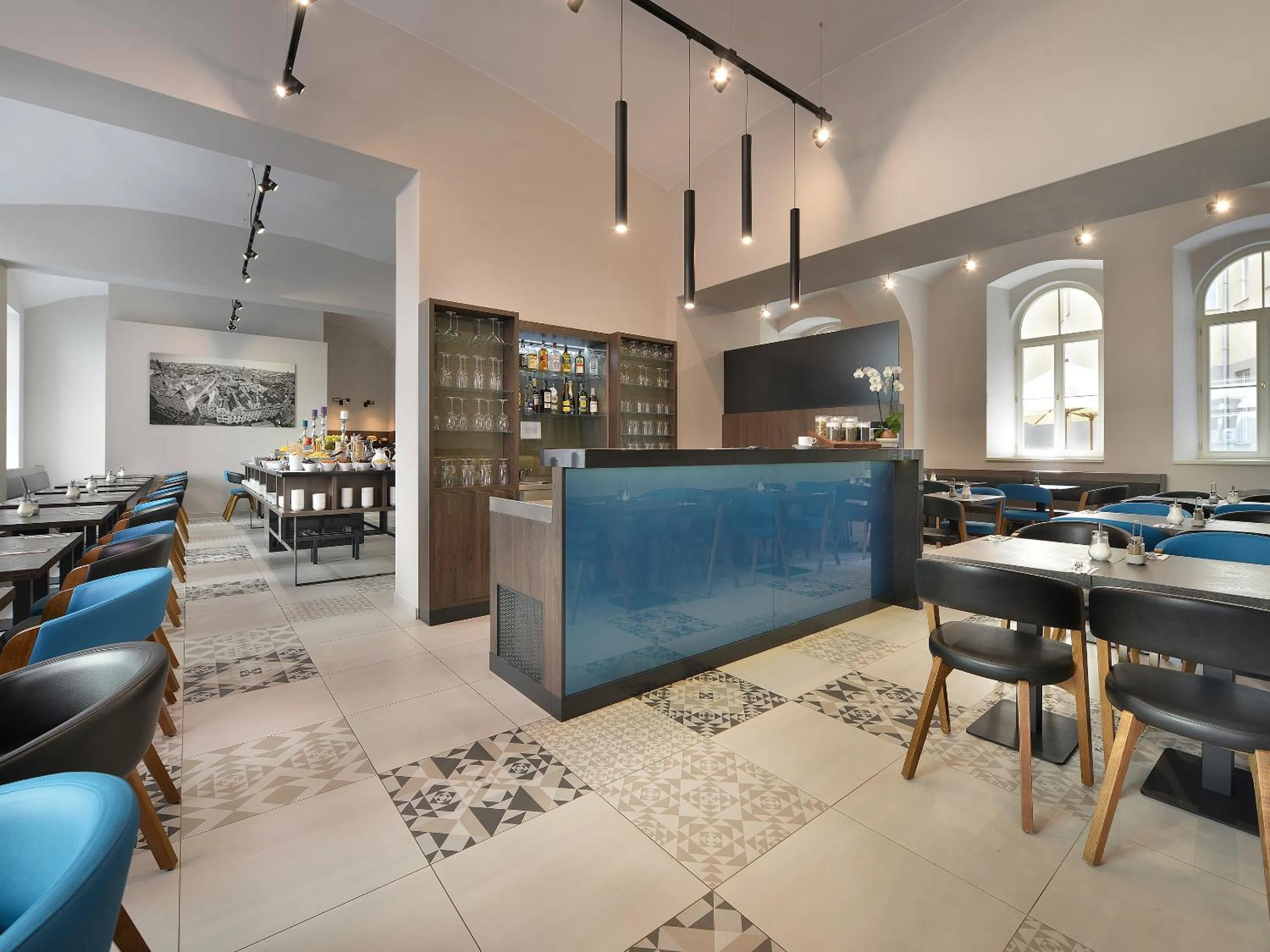 Restaurant/places to eat in EA Hotel New Town