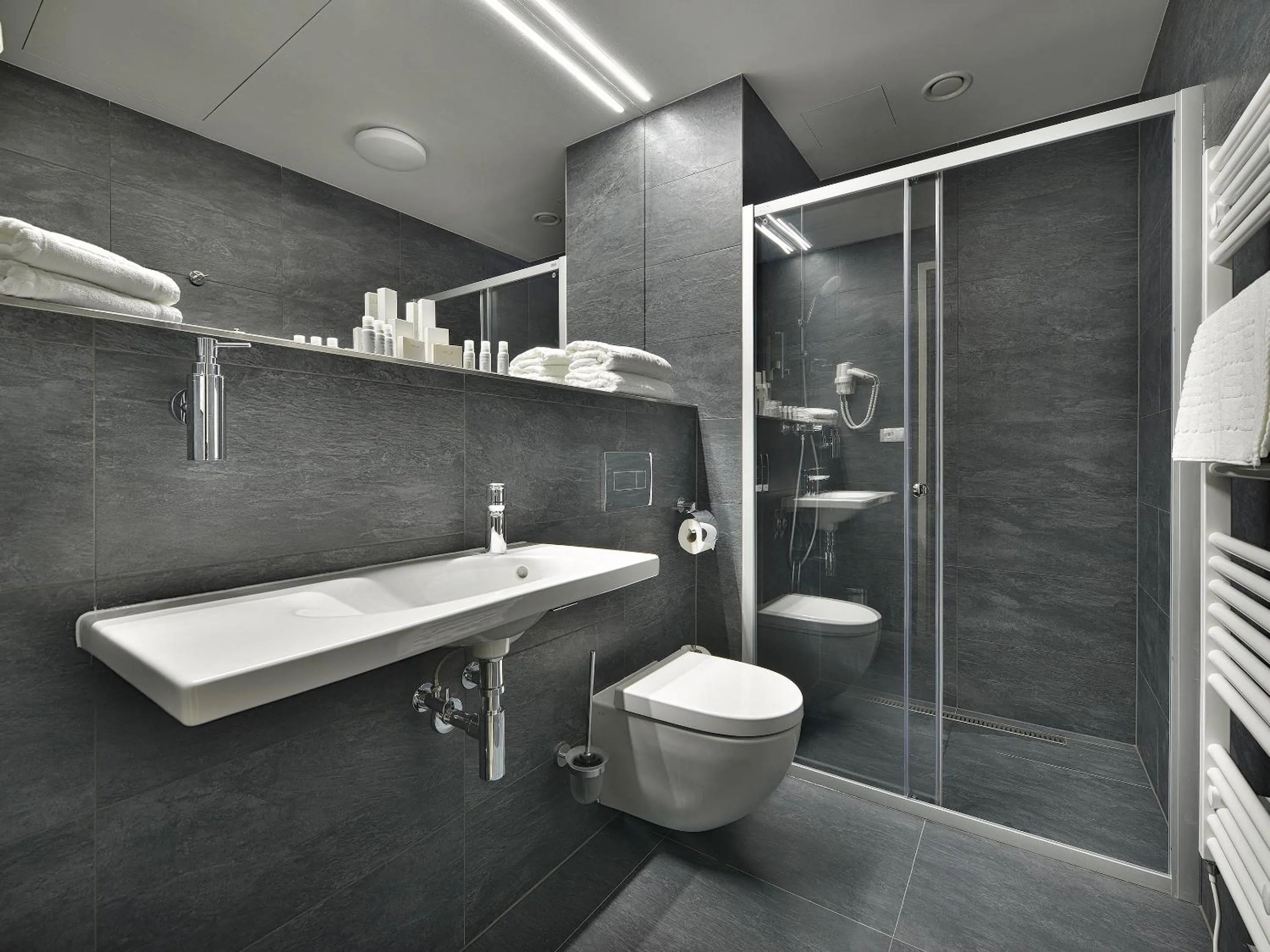 Shower in EA Hotel New Town