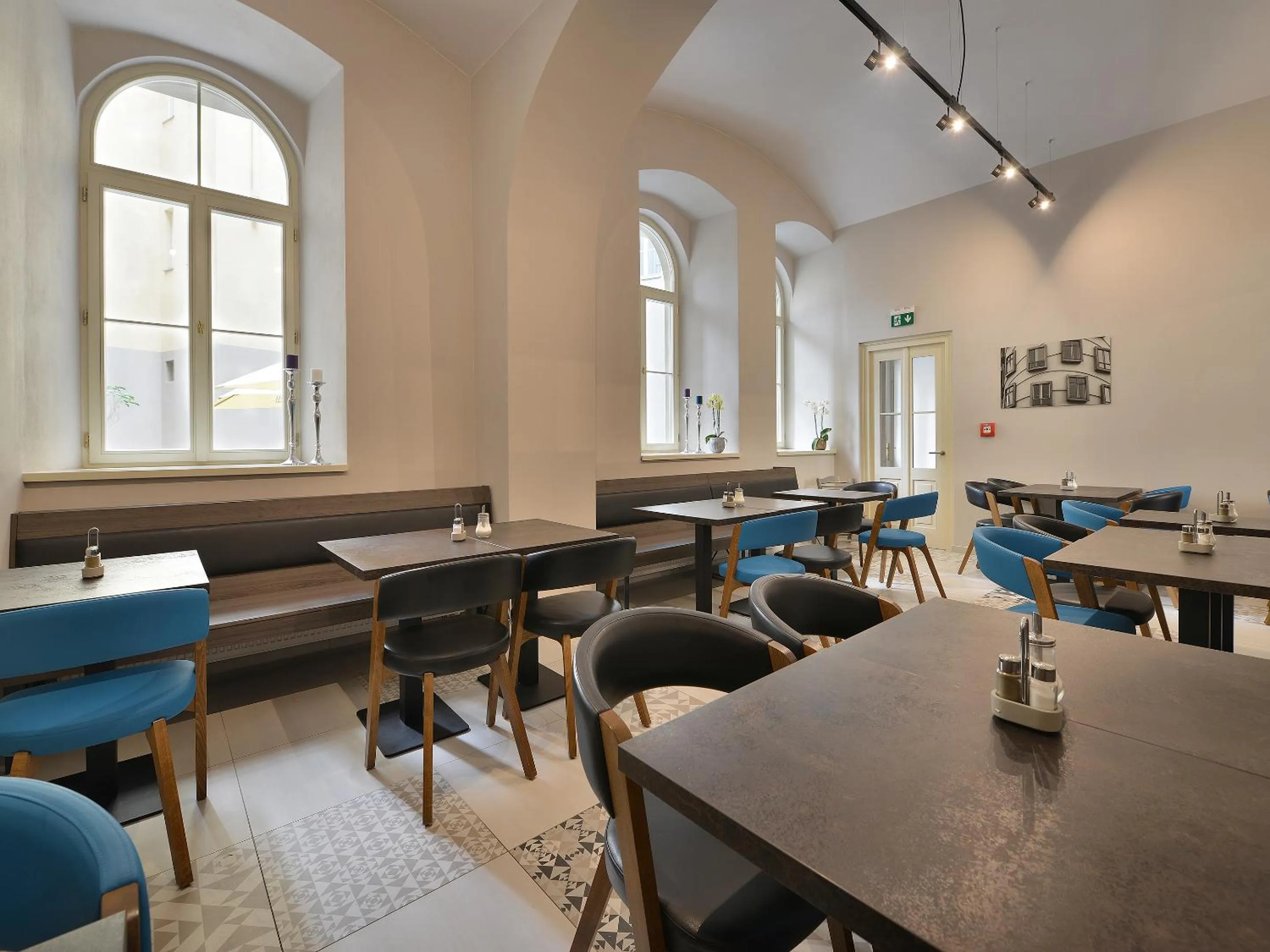 Restaurant/places to eat in EA Hotel New Town