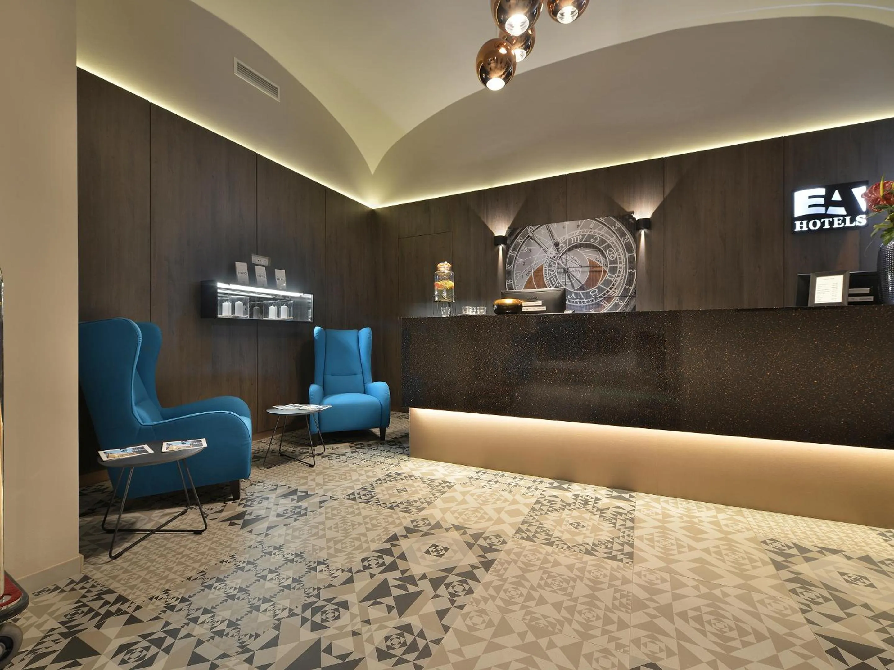 Restaurant/places to eat in EA Hotel New Town