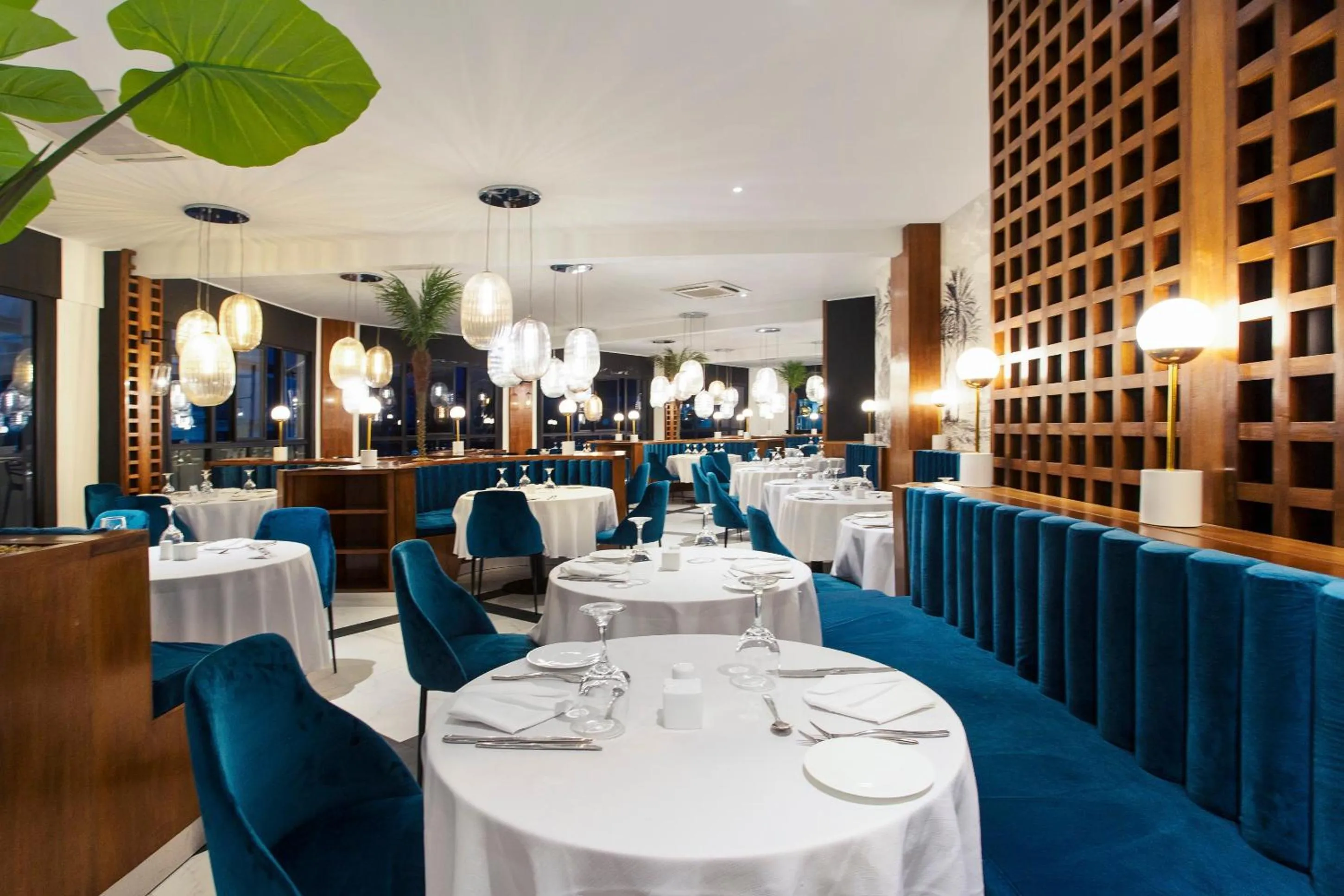 Restaurant/places to eat in Le Centell Hotel & Spa