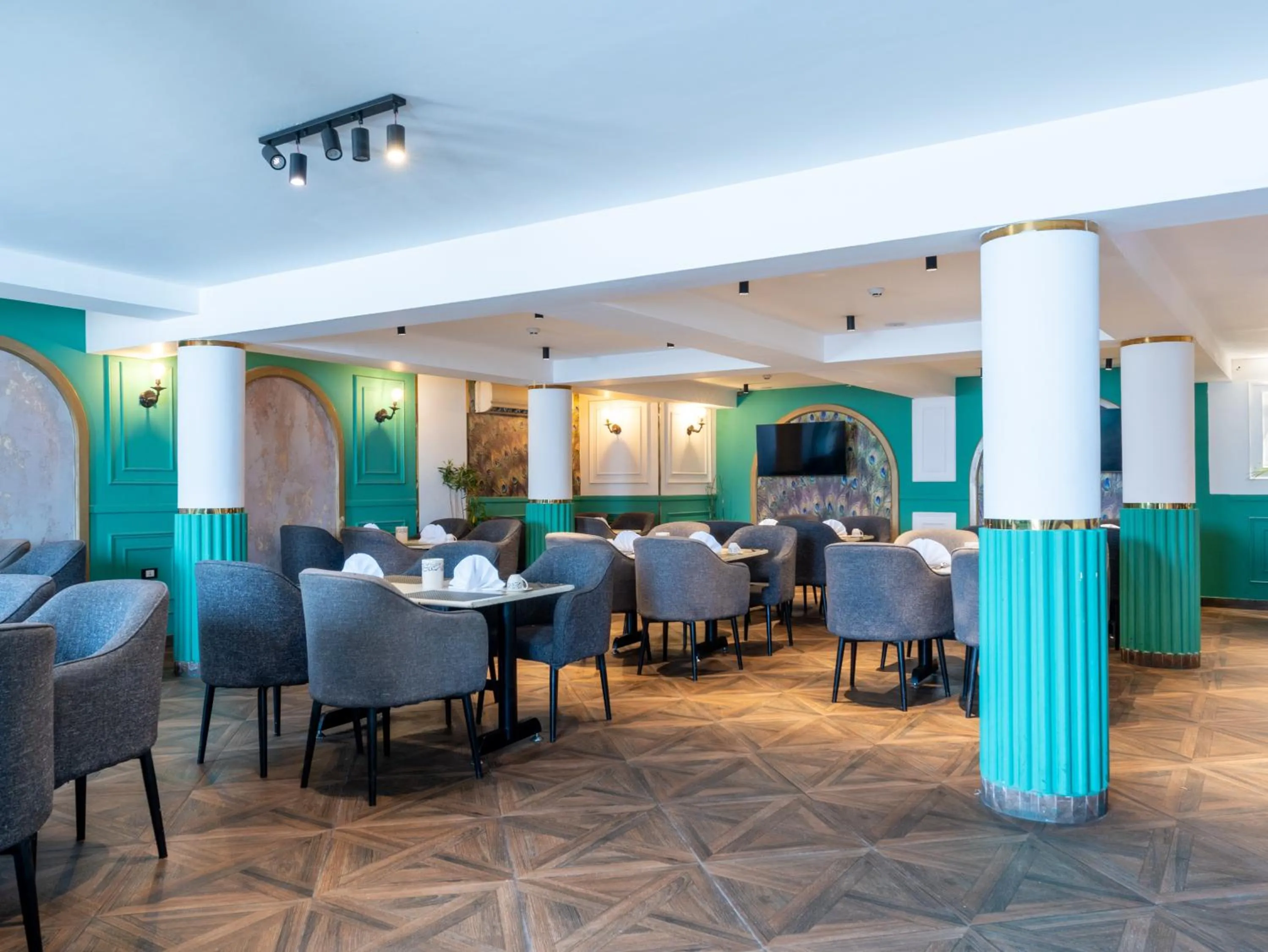 Restaurant/places to eat in Panorama Ramsis Hotel & Cafe