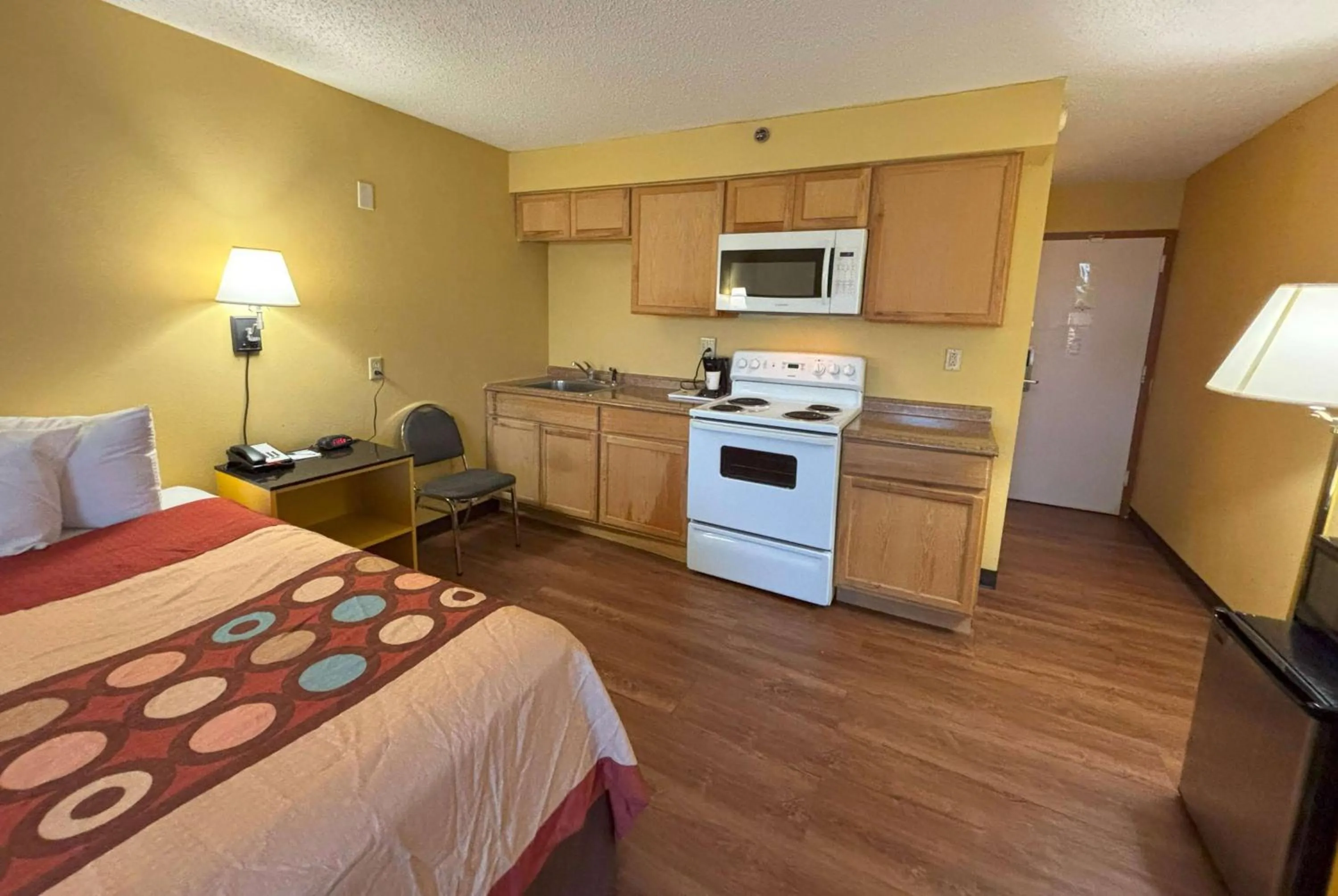 Photo of the whole room, Bed in Super 8 by Wyndham O'Fallon