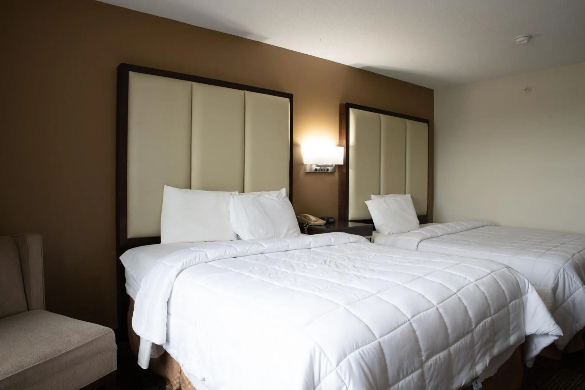 Bedroom, Bed in BlissPoint Inn & Suites Marion