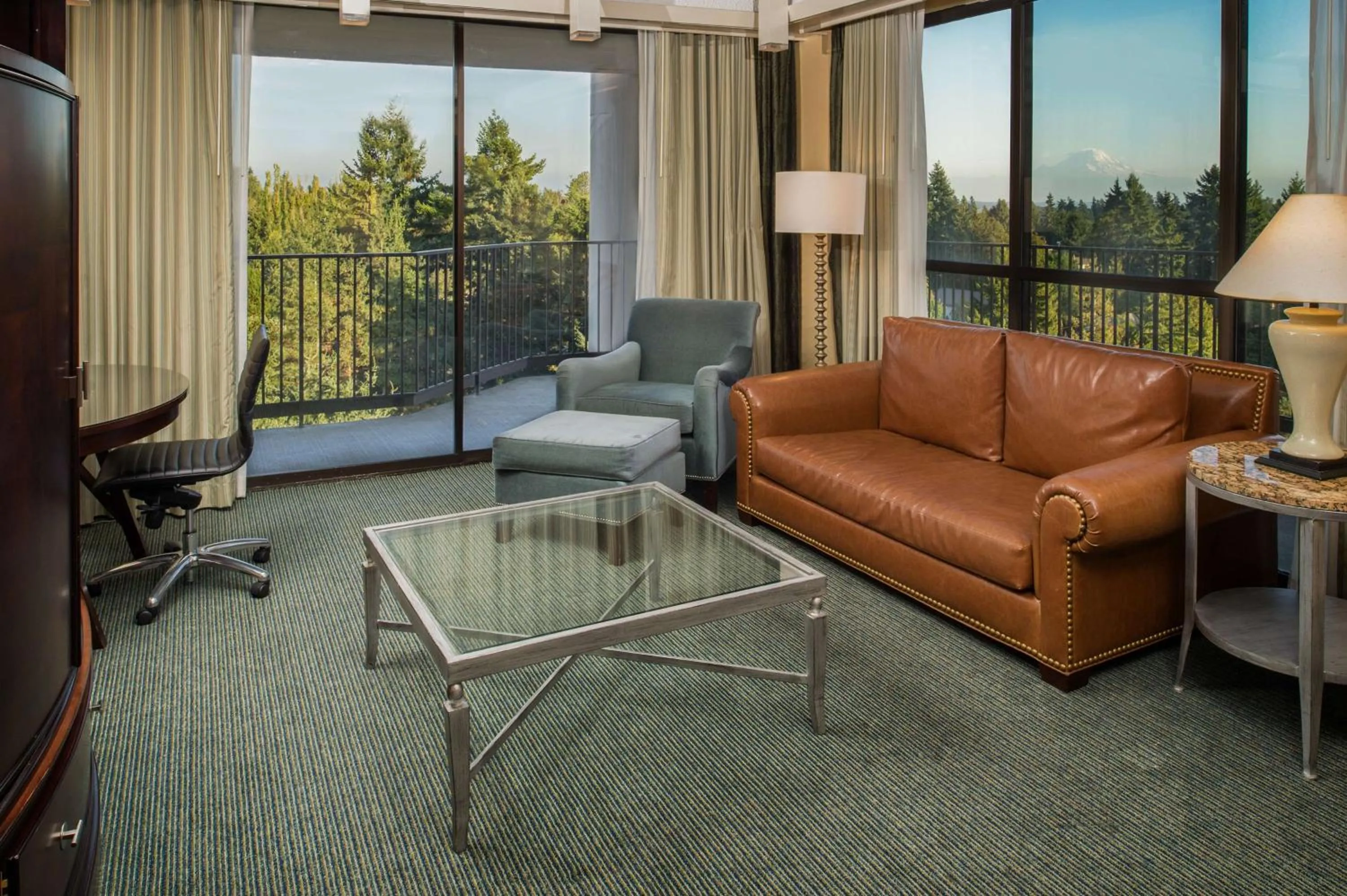 Living room in DoubleTree by Hilton Seattle Airport