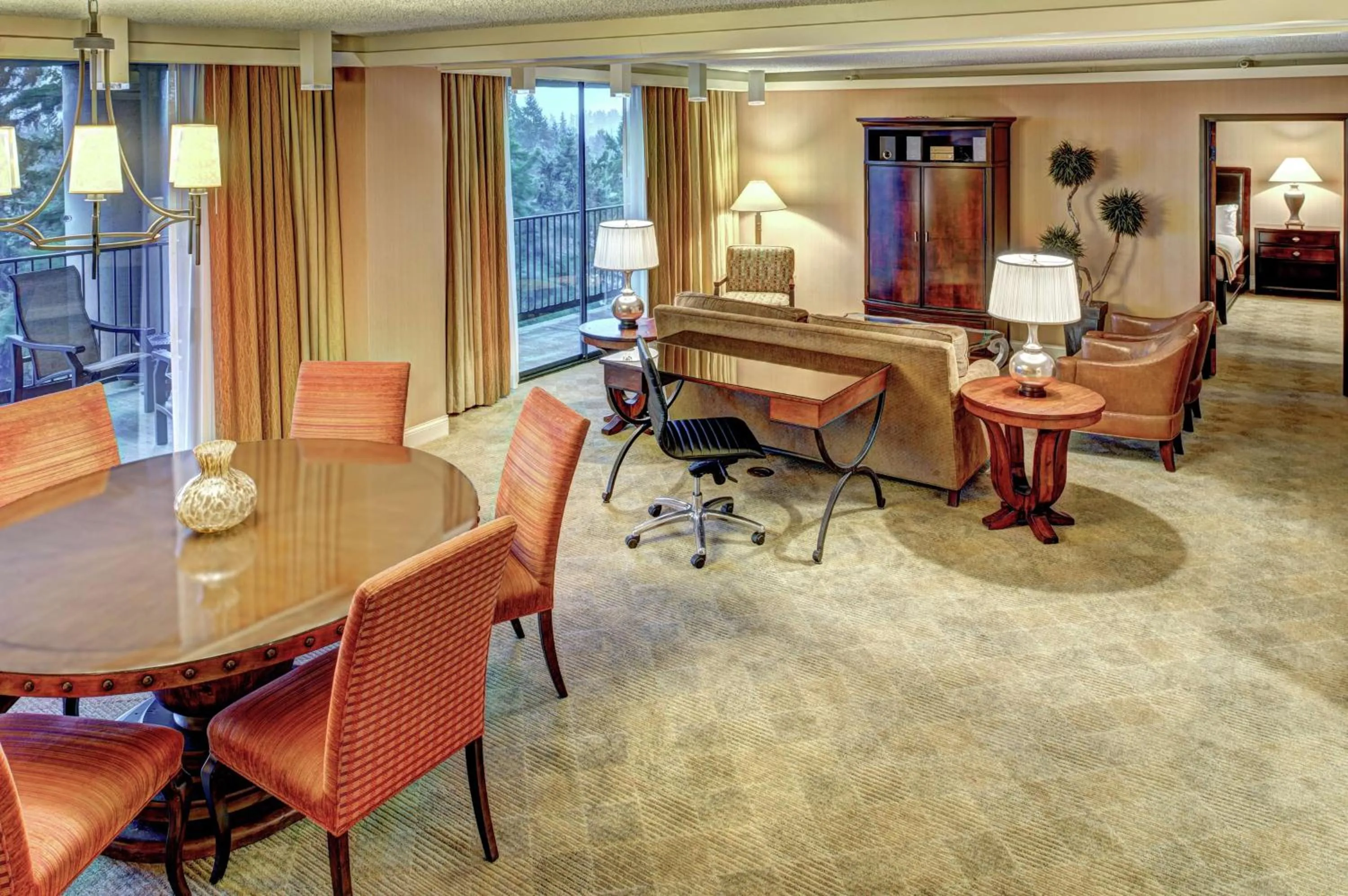 Living room in DoubleTree by Hilton Seattle Airport