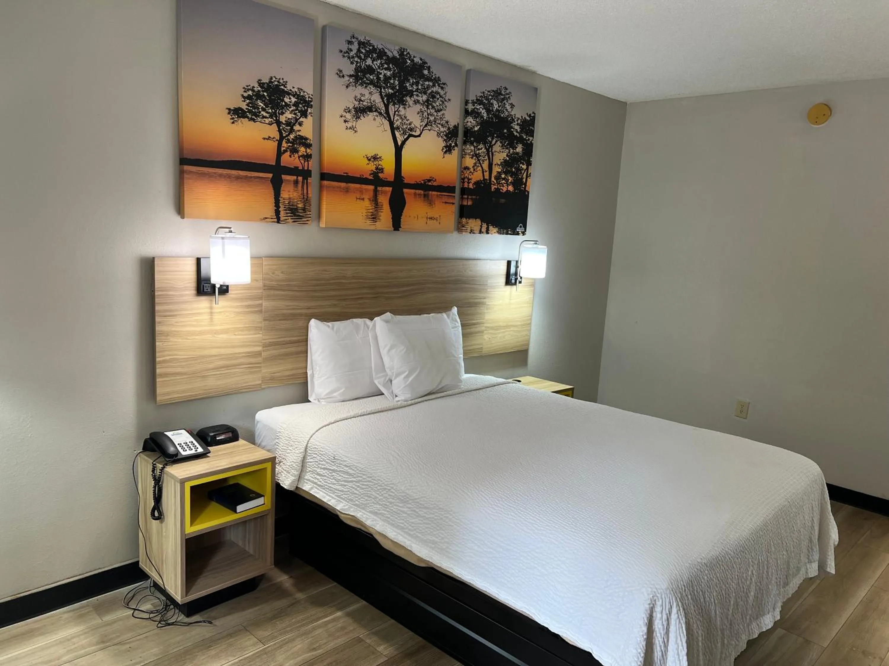 Seating area, Bed in Days Inn by Wyndham Blythewood North Columbia