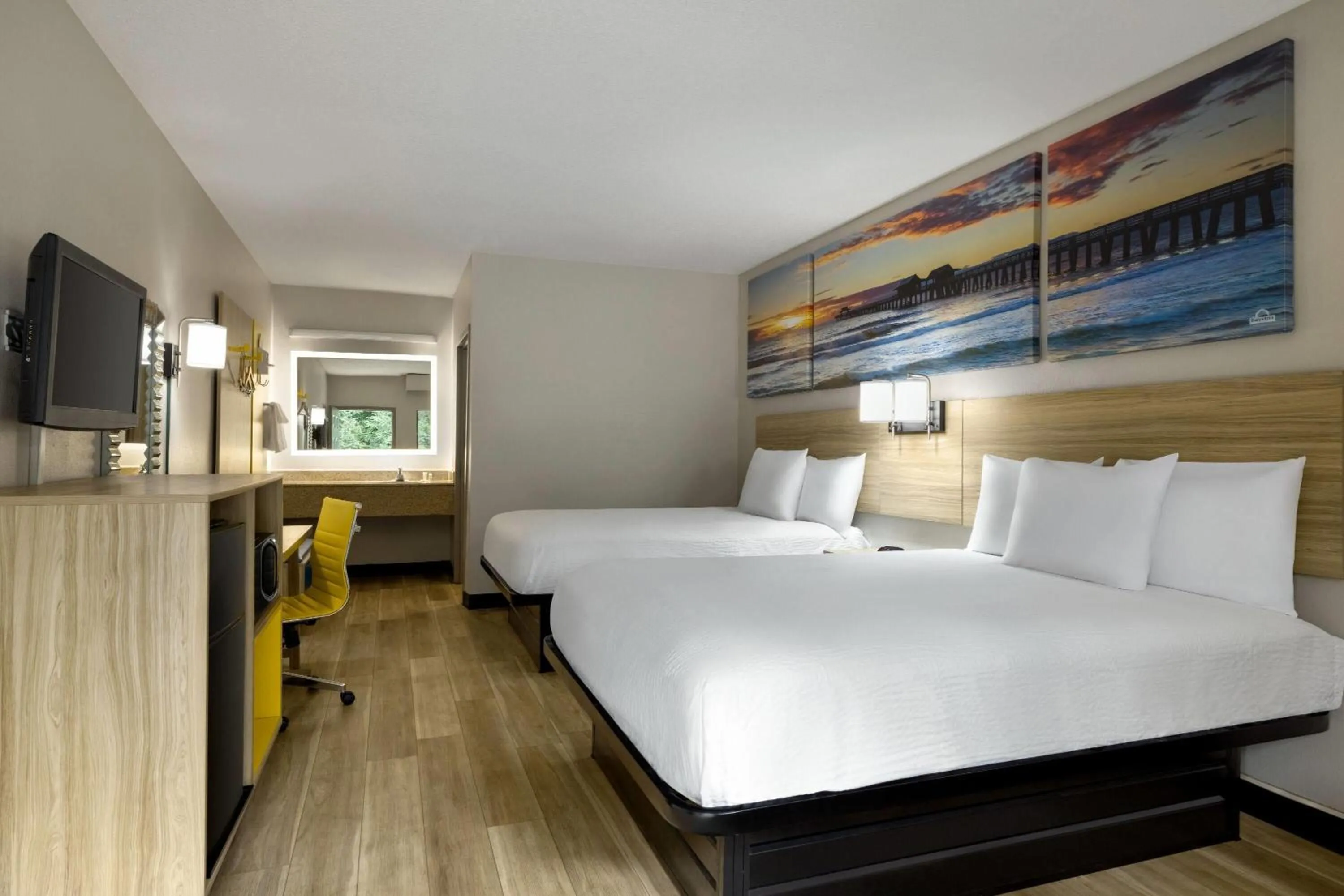 Photo of the whole room, Bed in Days Inn by Wyndham Blythewood North Columbia