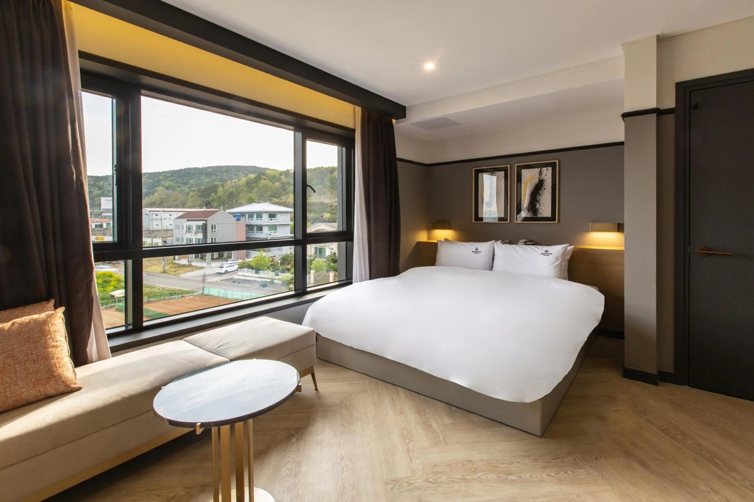 Bed in Brown Dot Gijang Yeonhwari