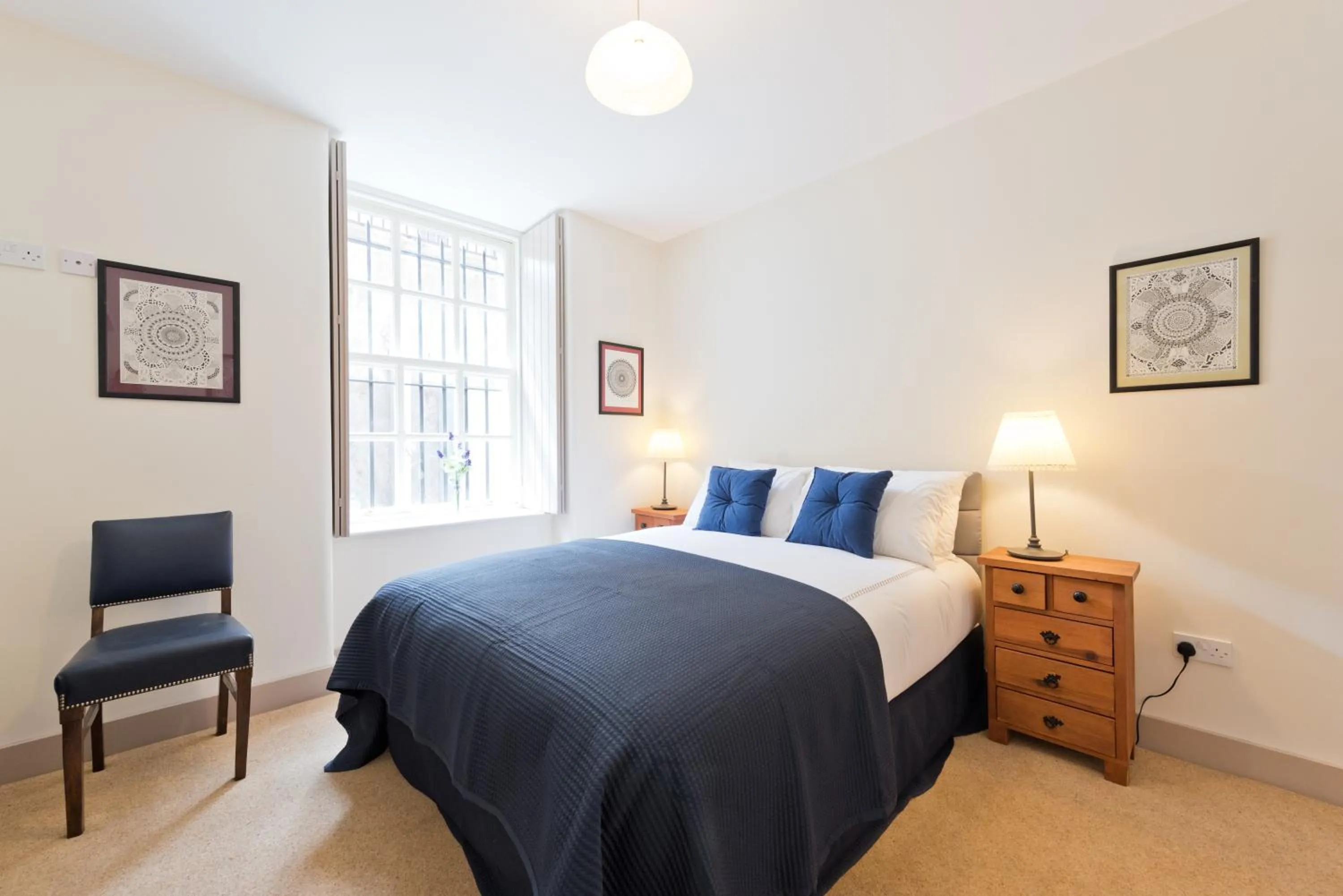 Bedroom, Bed in Henrietta Suites City Centre