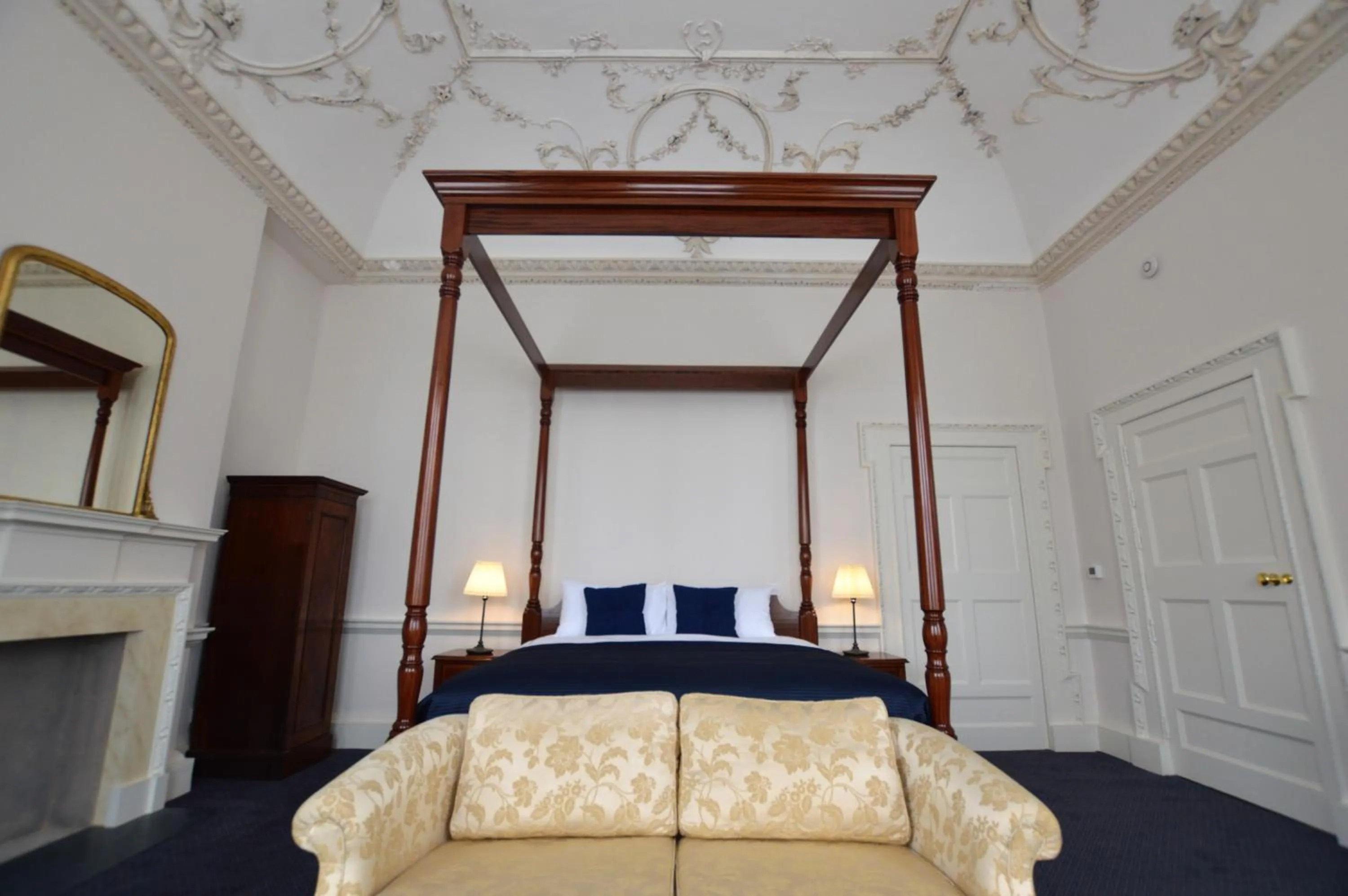 Bedroom, Bed in Henrietta Suites City Centre