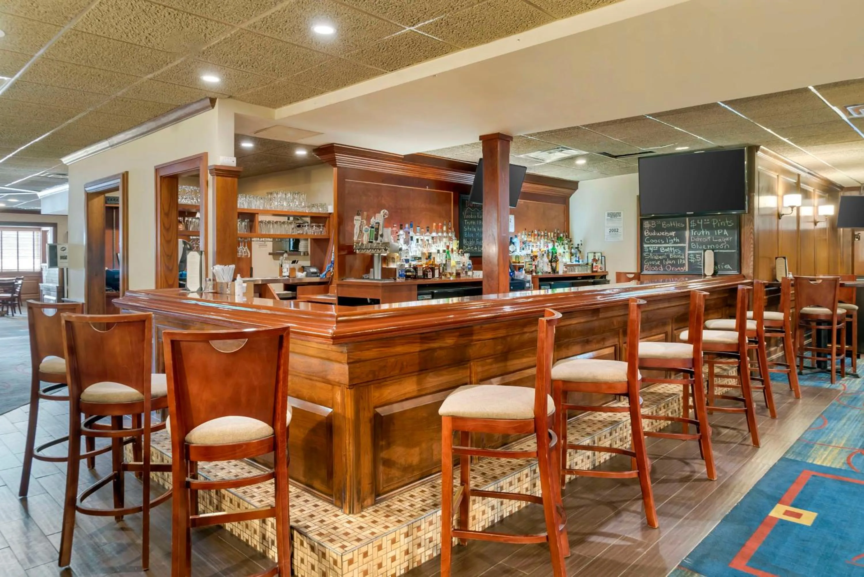 Lounge or bar in Best Western Greenfield Inn
