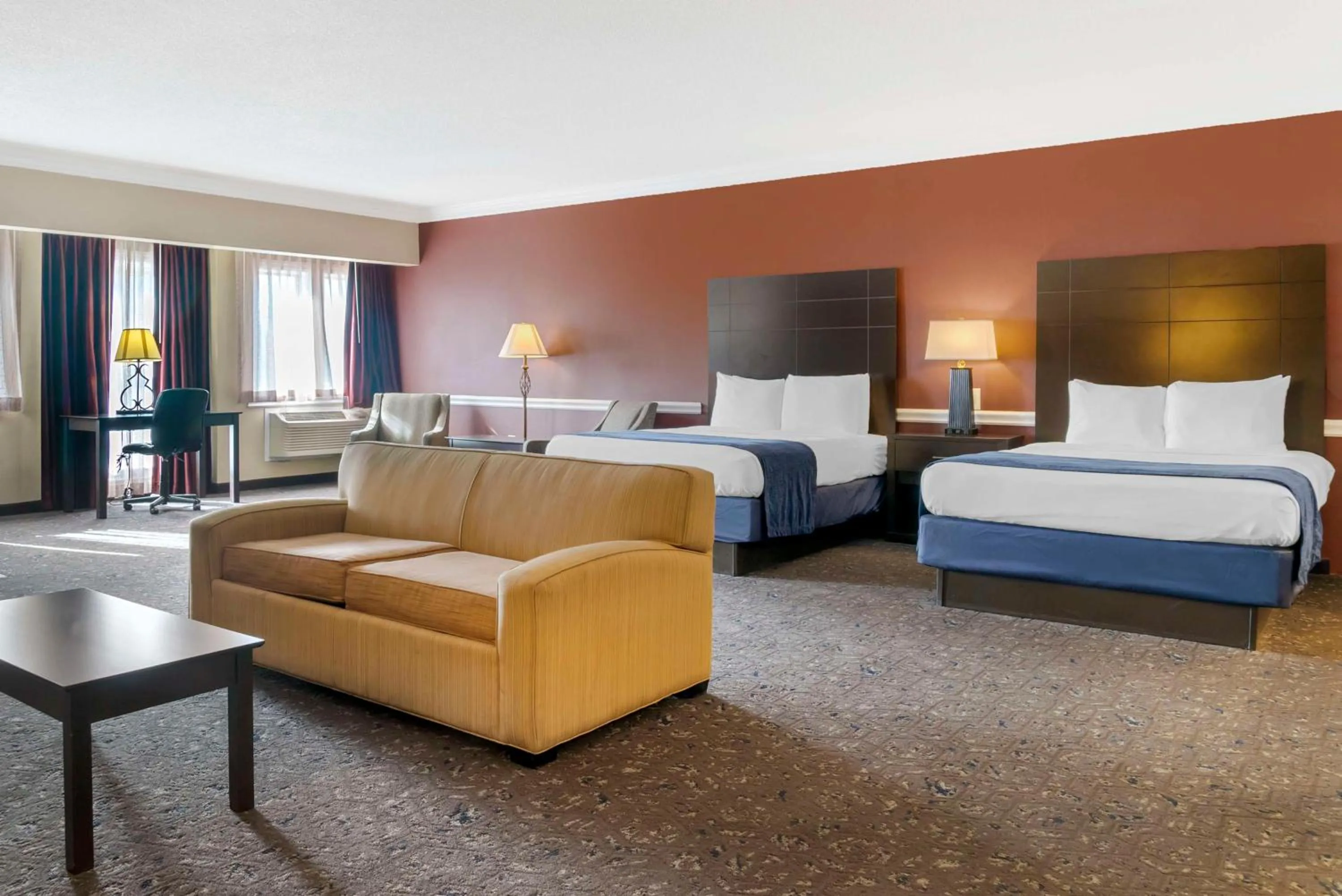 Bedroom, Bed in Best Western Greenfield Inn