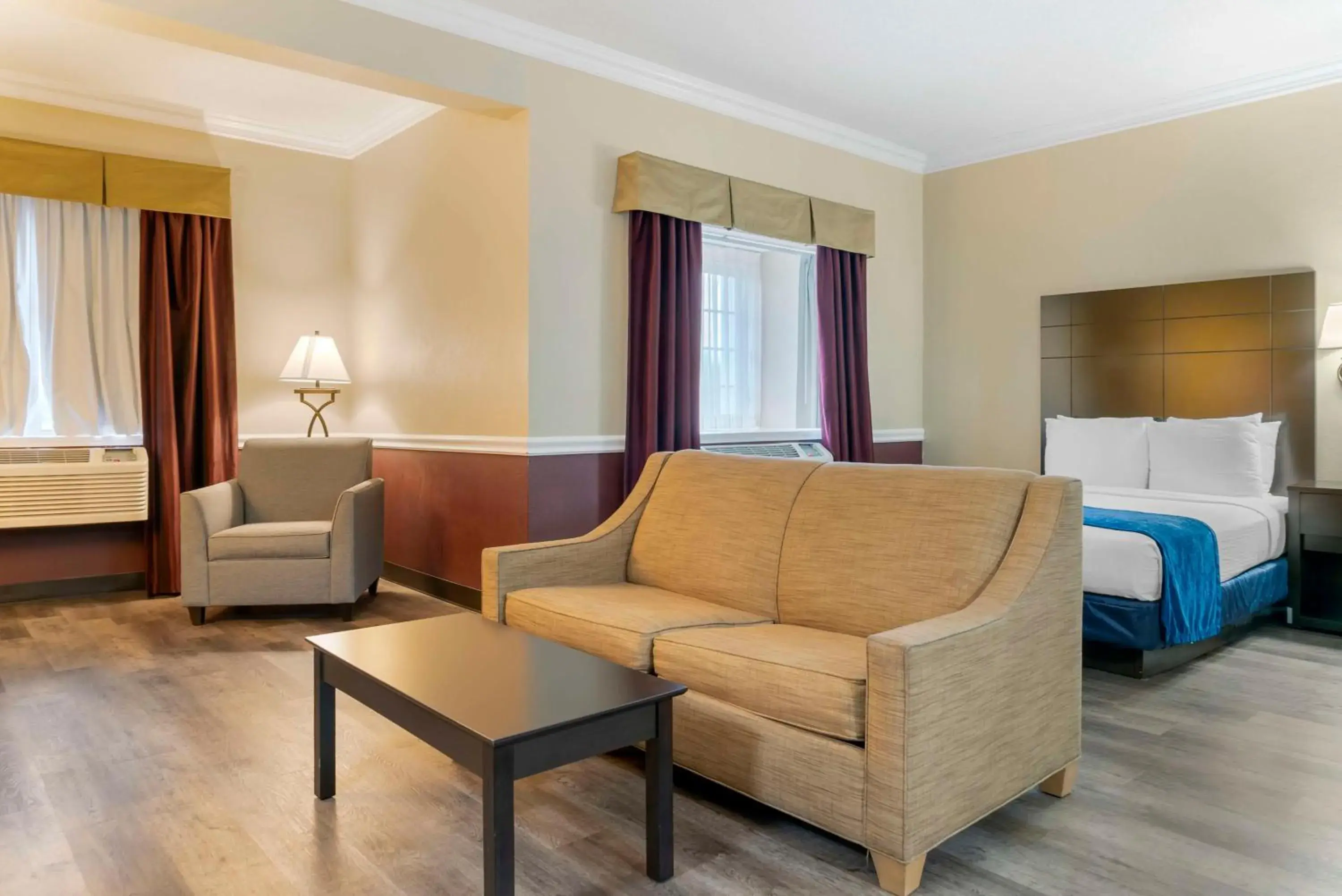 Queen Suite with Bath Tub - Disability Access in Best Western Greenfield Inn Queen Suite with Bath Tub - Disability Access in Best Western Greenfield Inn