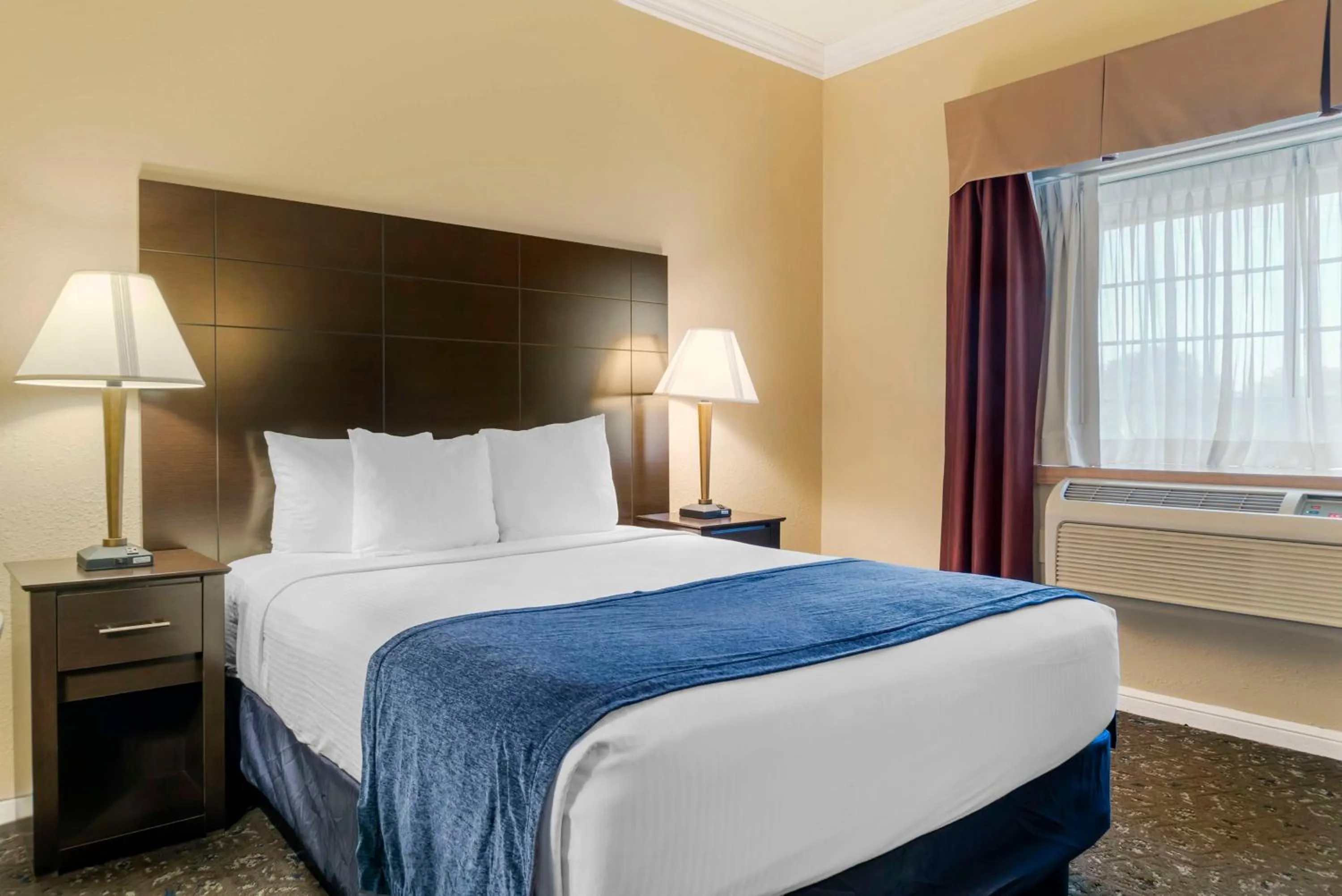 Bedroom, Bed in Best Western Greenfield Inn