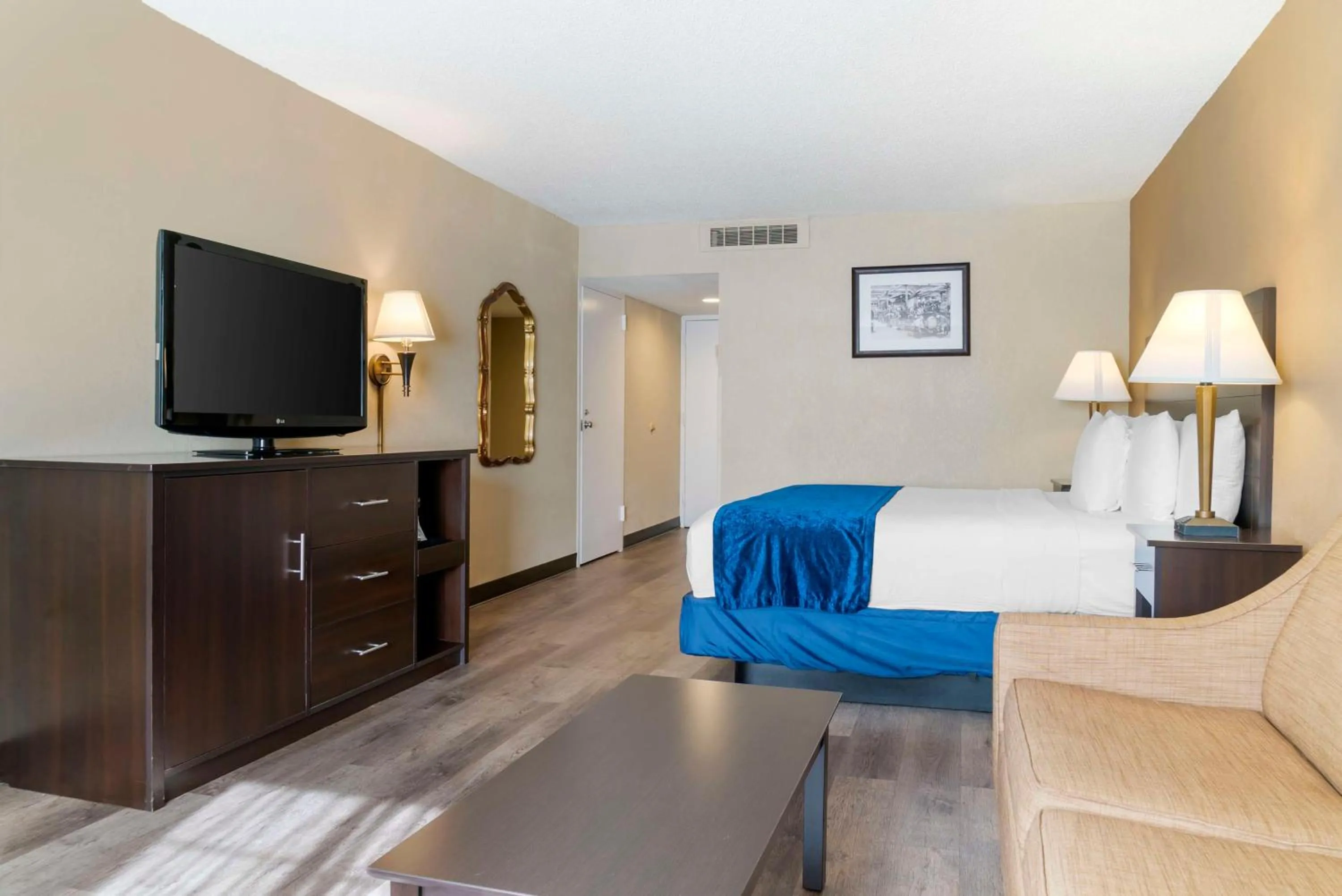 Bedroom, Bed in Best Western Greenfield Inn