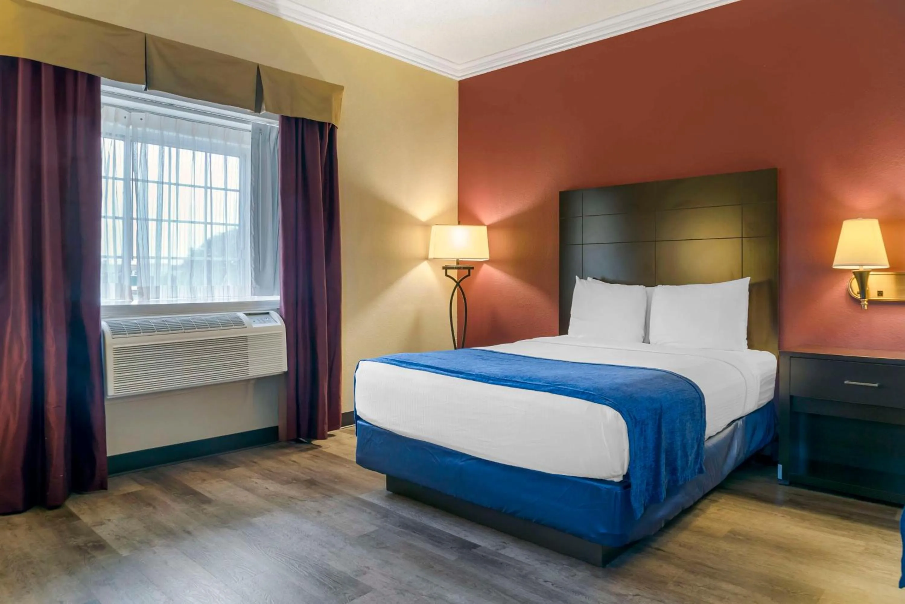 Bedroom, Bed in Best Western Greenfield Inn