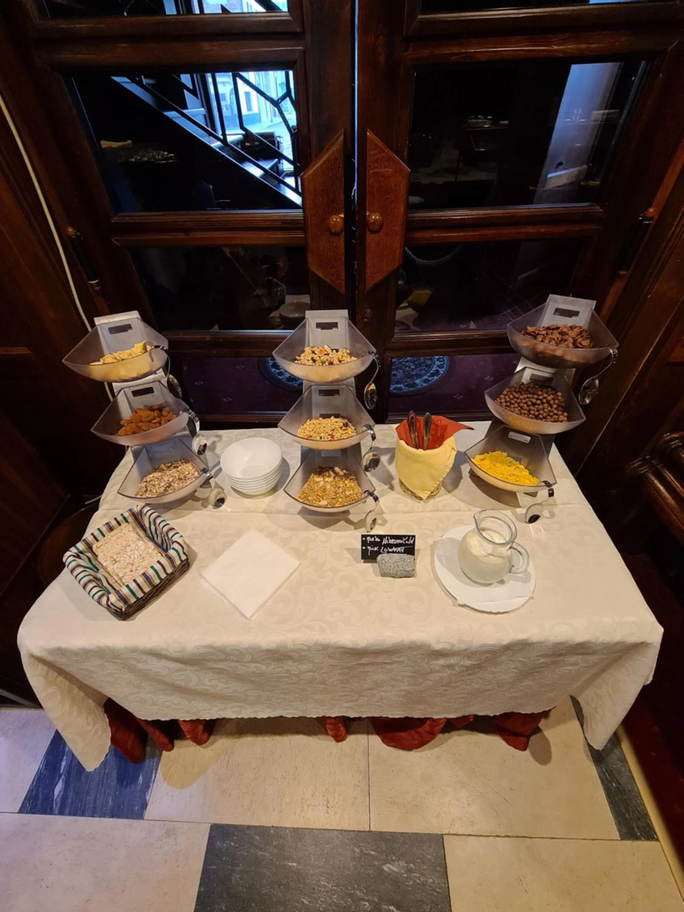 Restaurant/places to eat in Brioni Suites