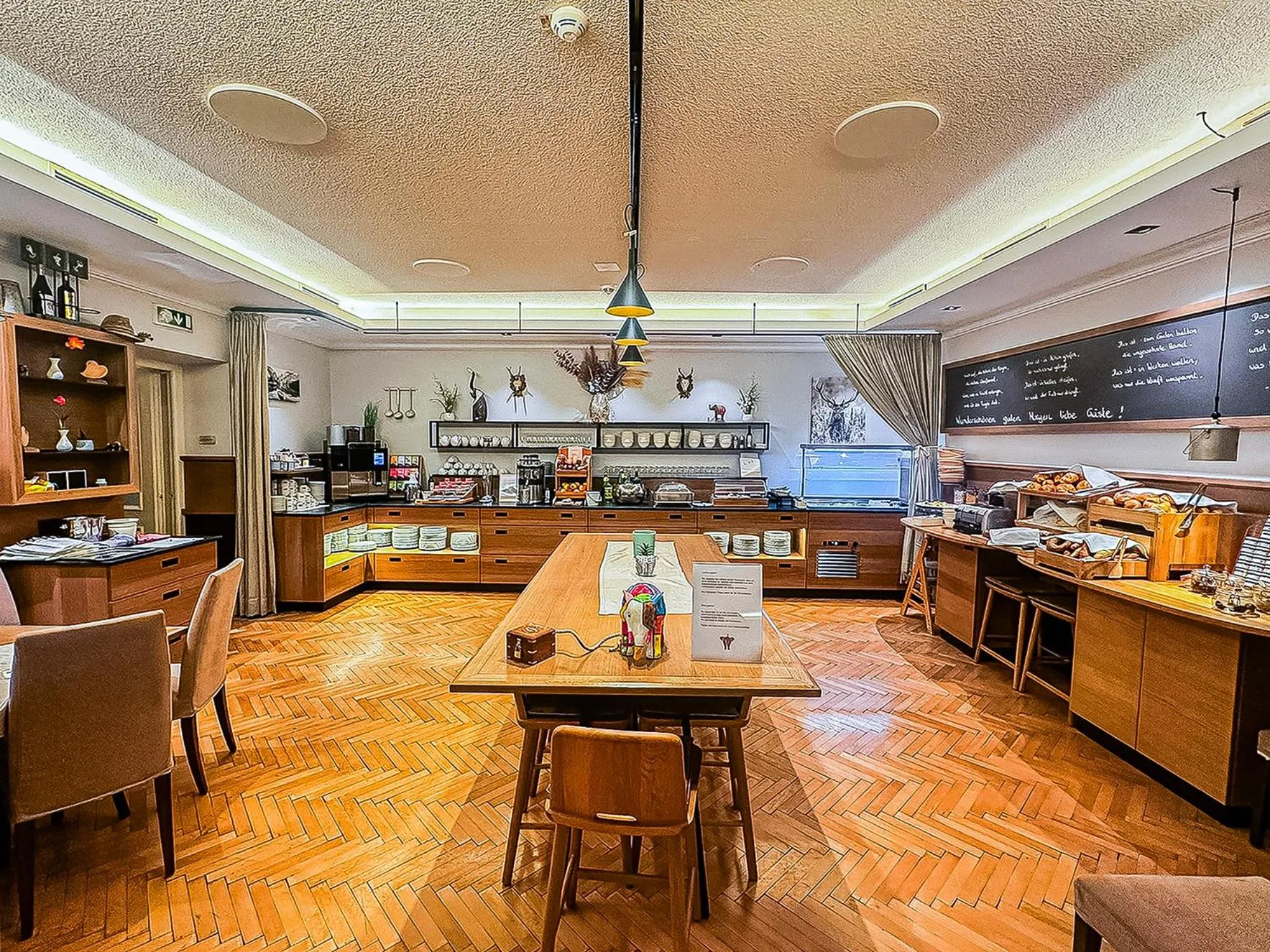 Breakfast in Hotel Elefant Family Business