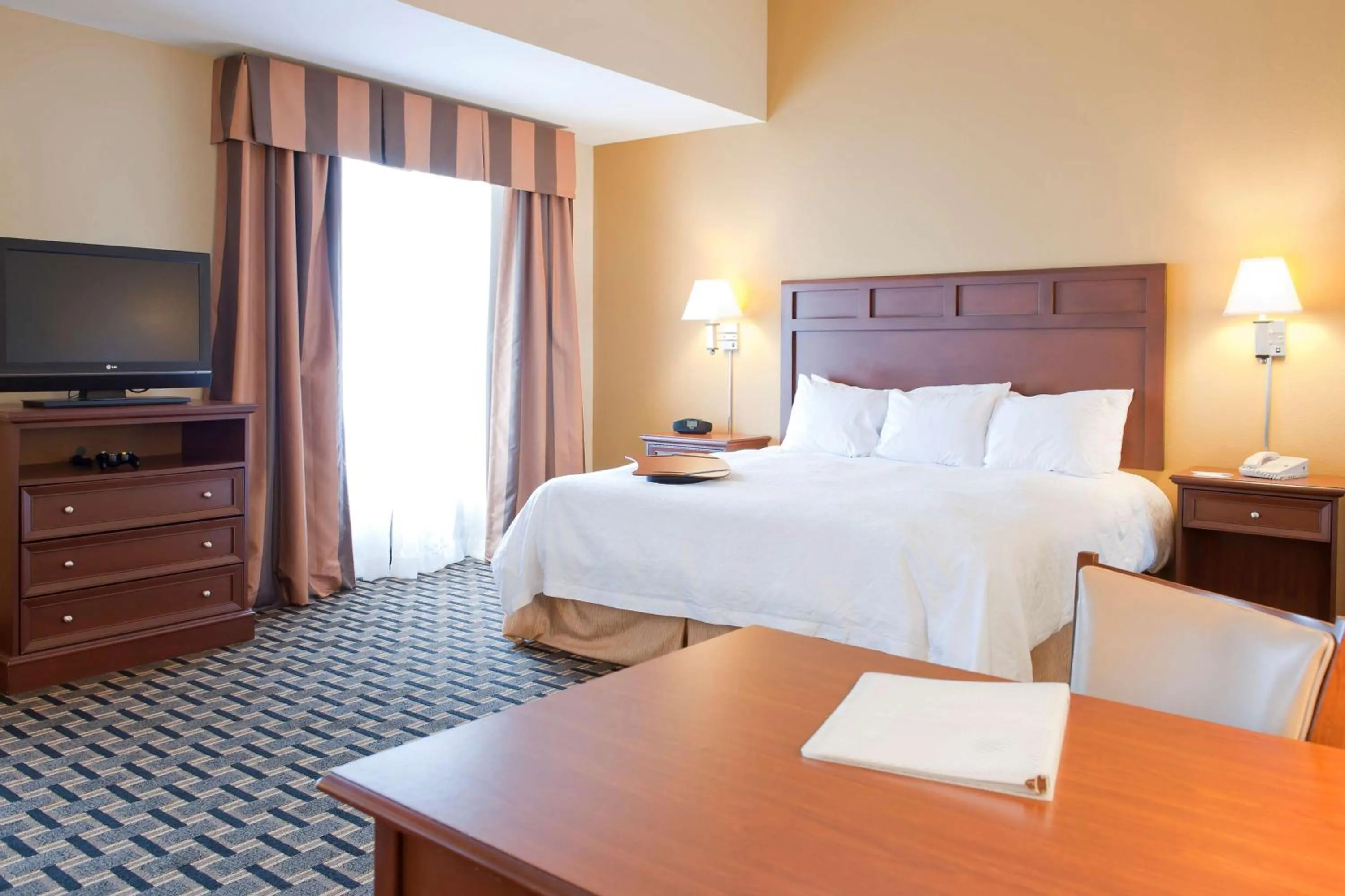 Bed in Hampton Inn & Suites Columbia at the University of Missouri