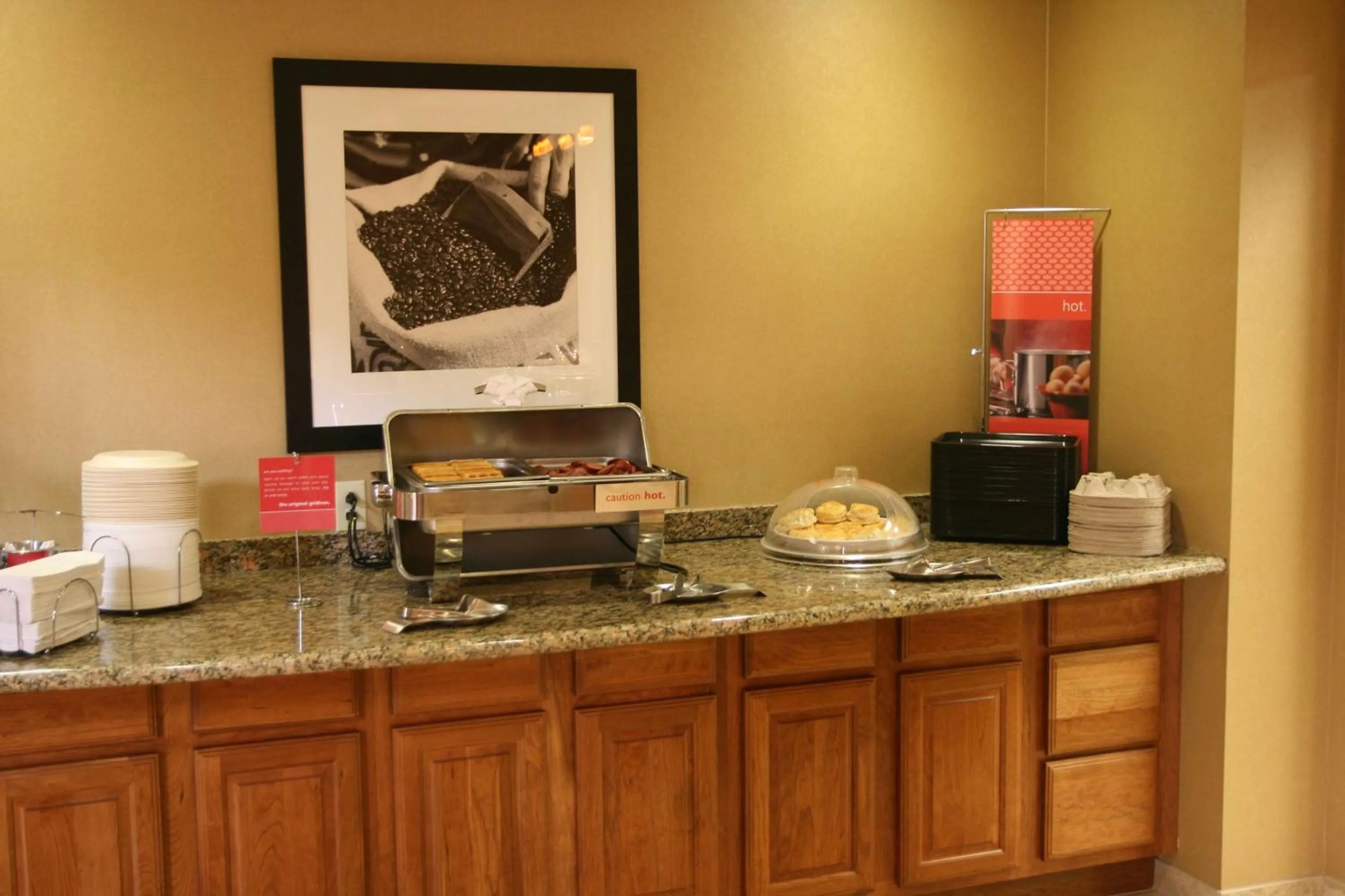 Breakfast in Hampton Inn & Suites Columbia at the University of Missouri