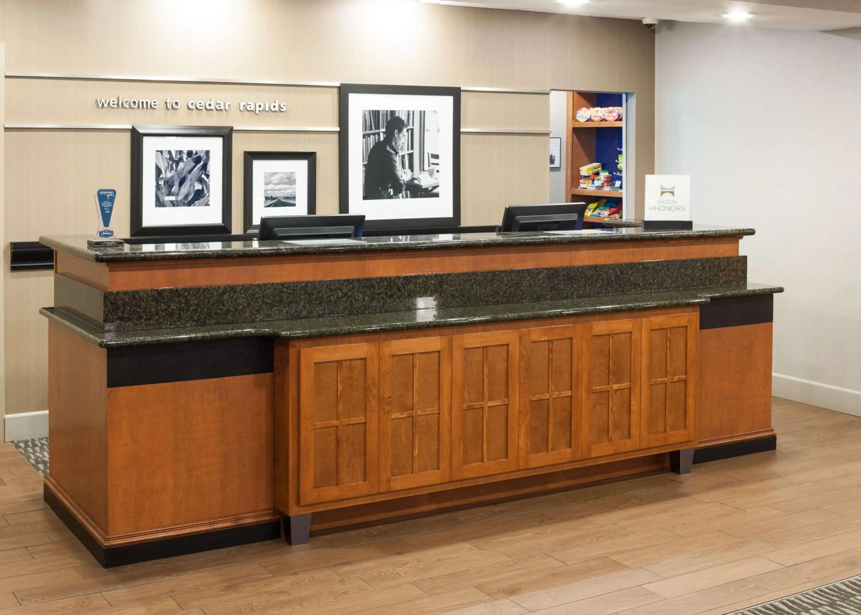 Lobby or reception in Hampton Inn & Suites Cedar Rapids