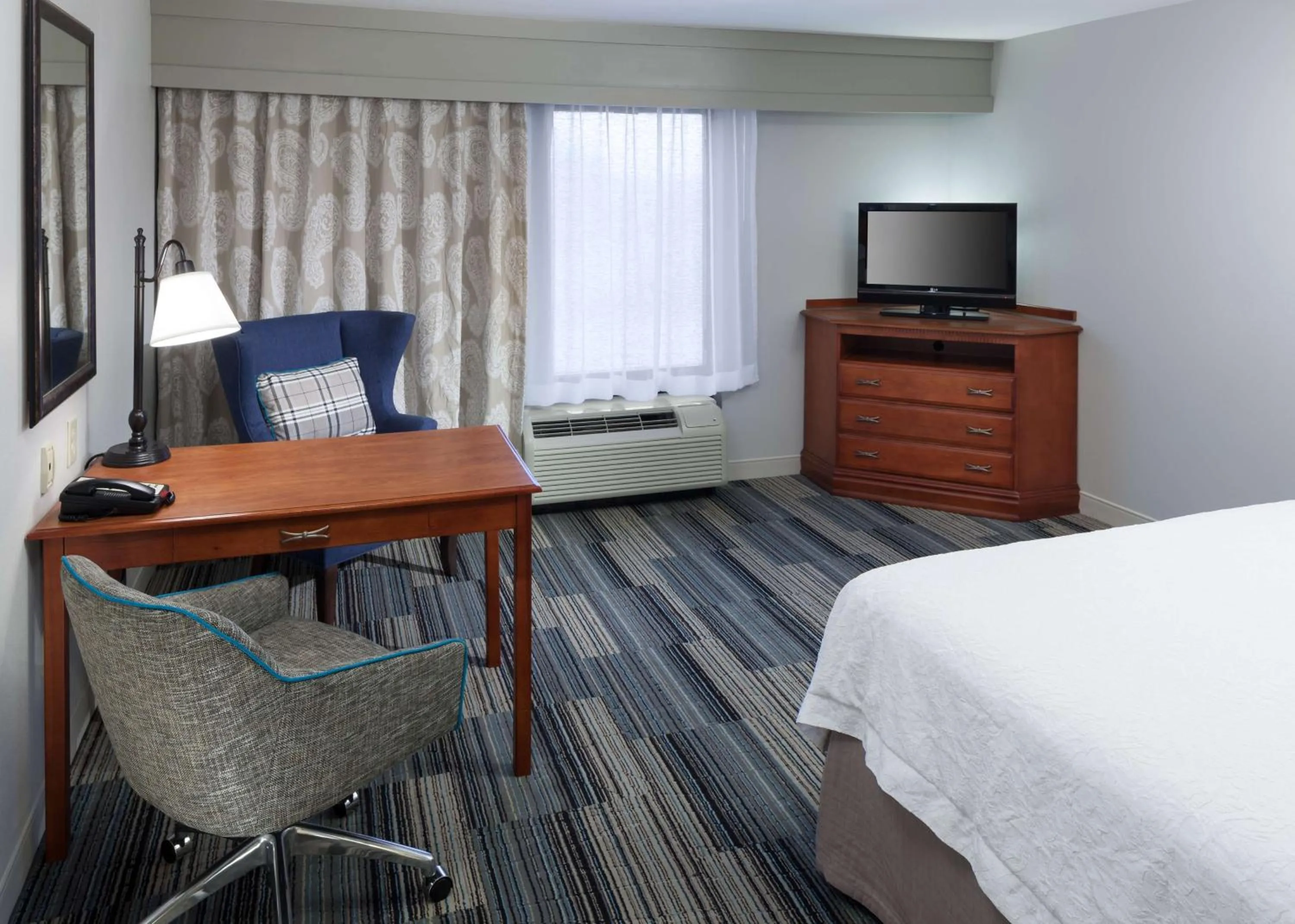 Bedroom, Bed in Hampton Inn & Suites Cedar Rapids
