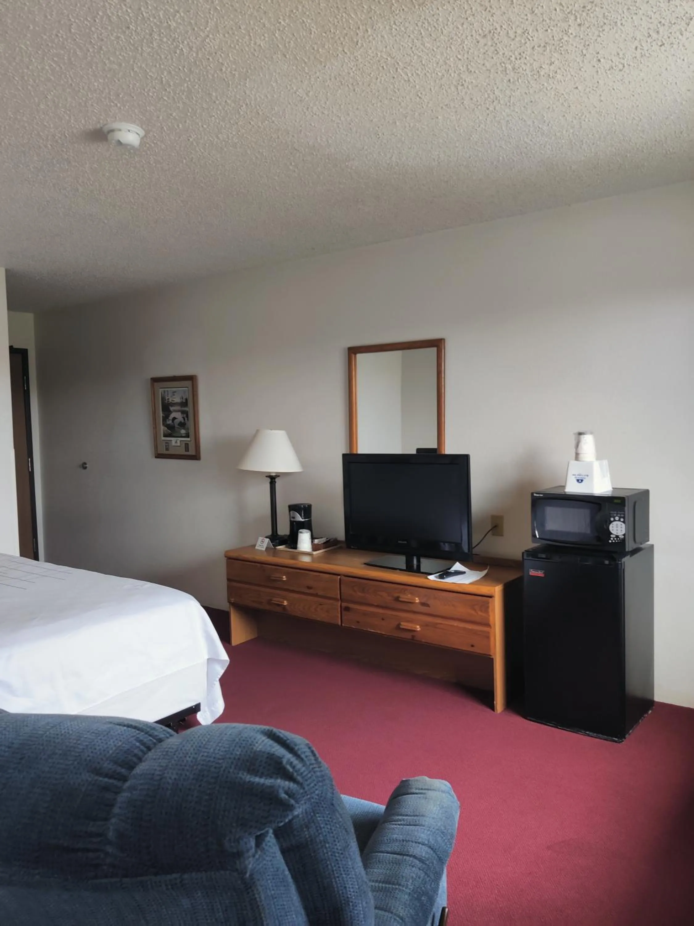 Bed in America's Best Value Inn & Suites International Falls