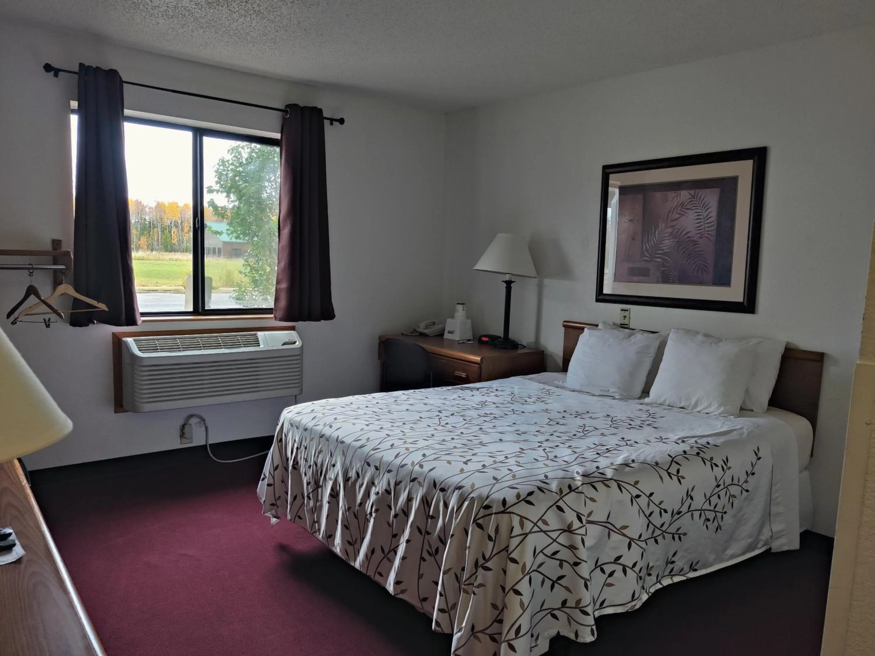 Bed in America's Best Value Inn & Suites International Falls