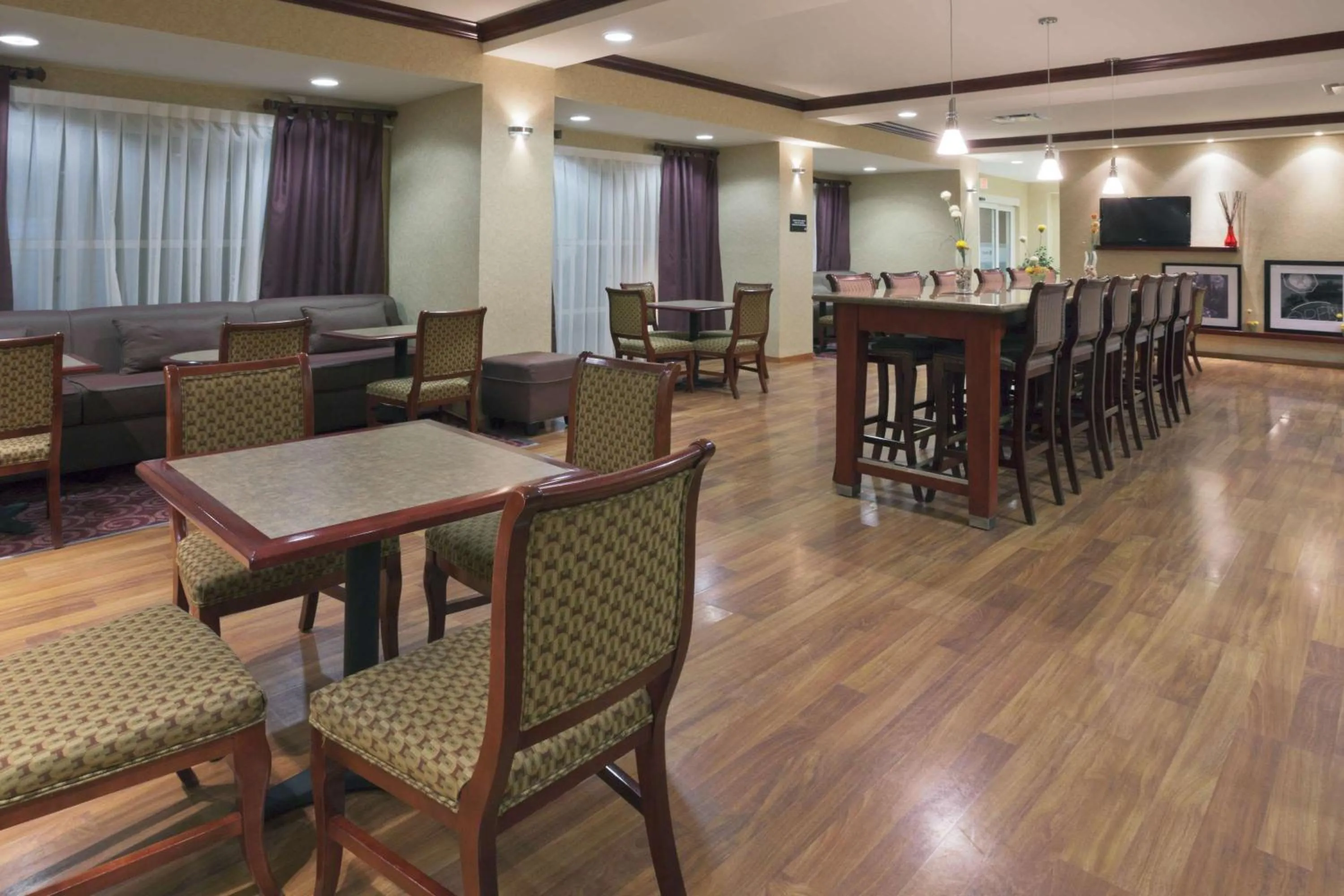 Dining area in Hampton Inn by Hilton Ciudad Victoria