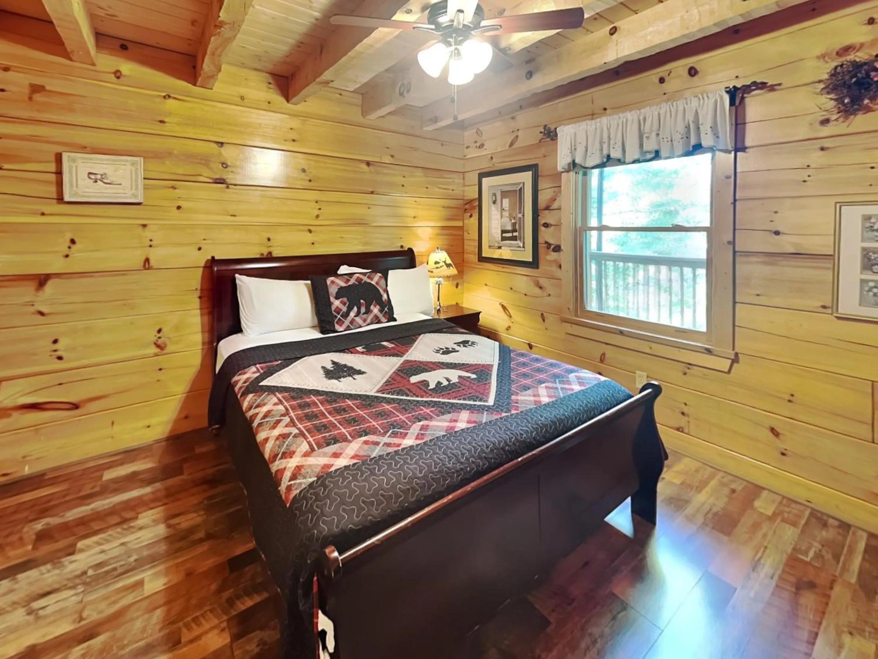 Property building, Bed in Lazy Cub Lodge