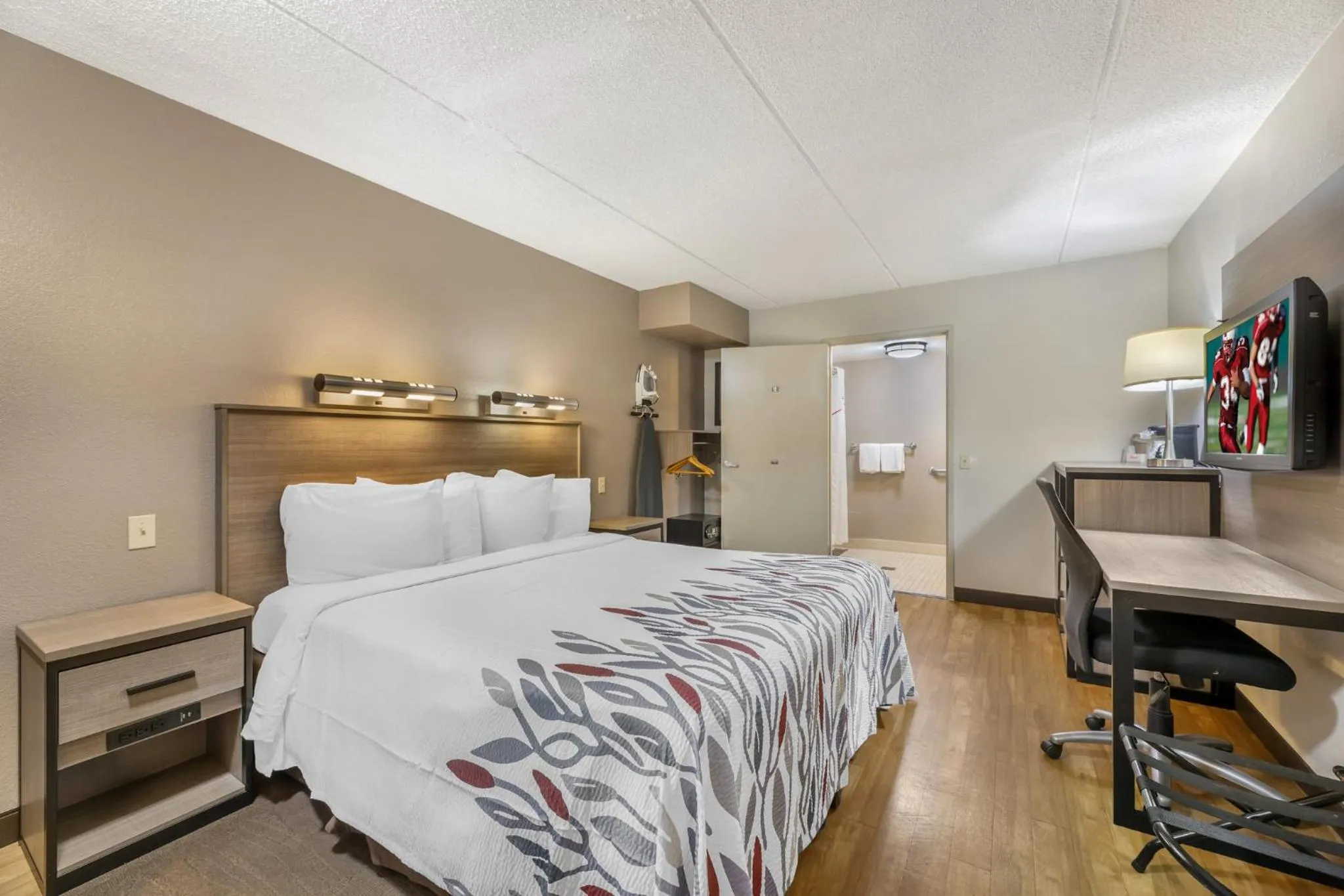 Bedroom, Bed in Red Roof Inn Erie – I-90
