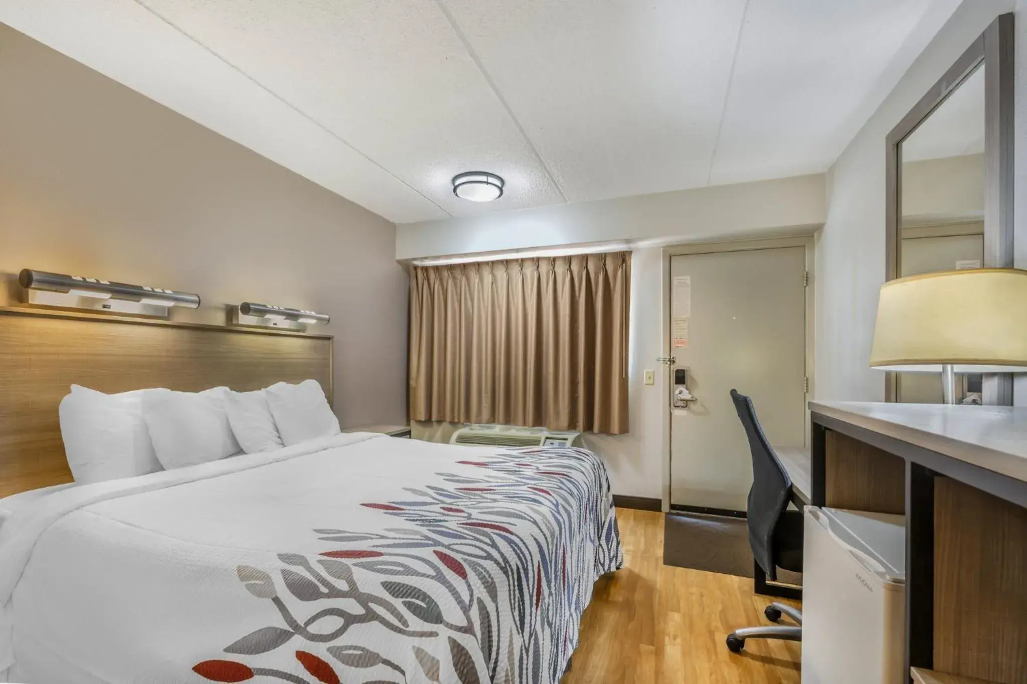 Superior King Room Disability Access Smoke Free in Red Roof Inn Erie – I-90 Superior King Room Disability Access Smoke Free in Red Roof Inn Erie – I-90