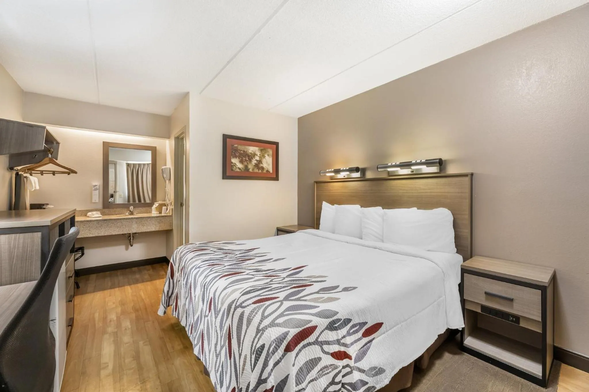 Photo of the whole room, Bed in Red Roof Inn Erie – I-90