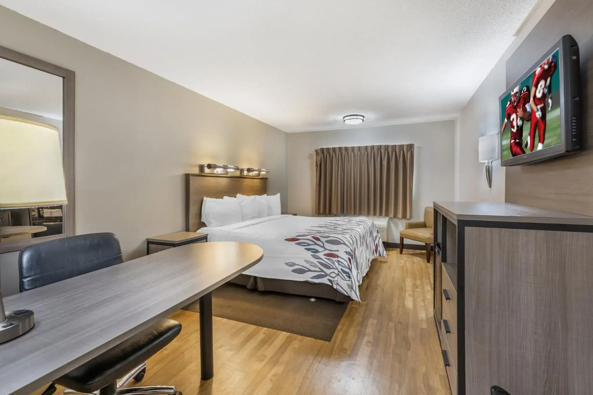 Superior King Room Smoke Free in Red Roof Inn Erie – I-90 Superior King Room Smoke Free in Red Roof Inn Erie – I-90