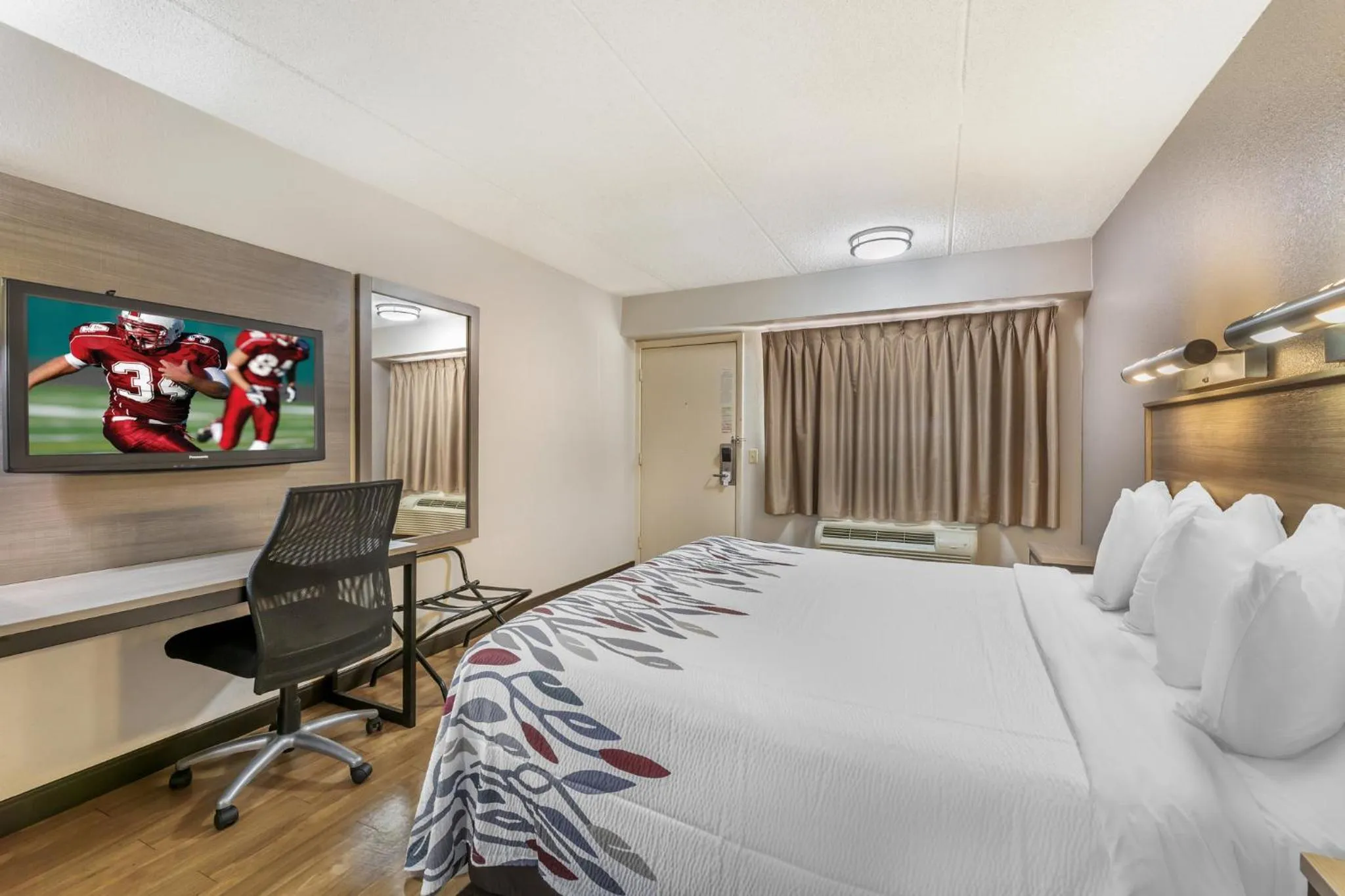 Bedroom, Bed in Red Roof Inn Erie – I-90