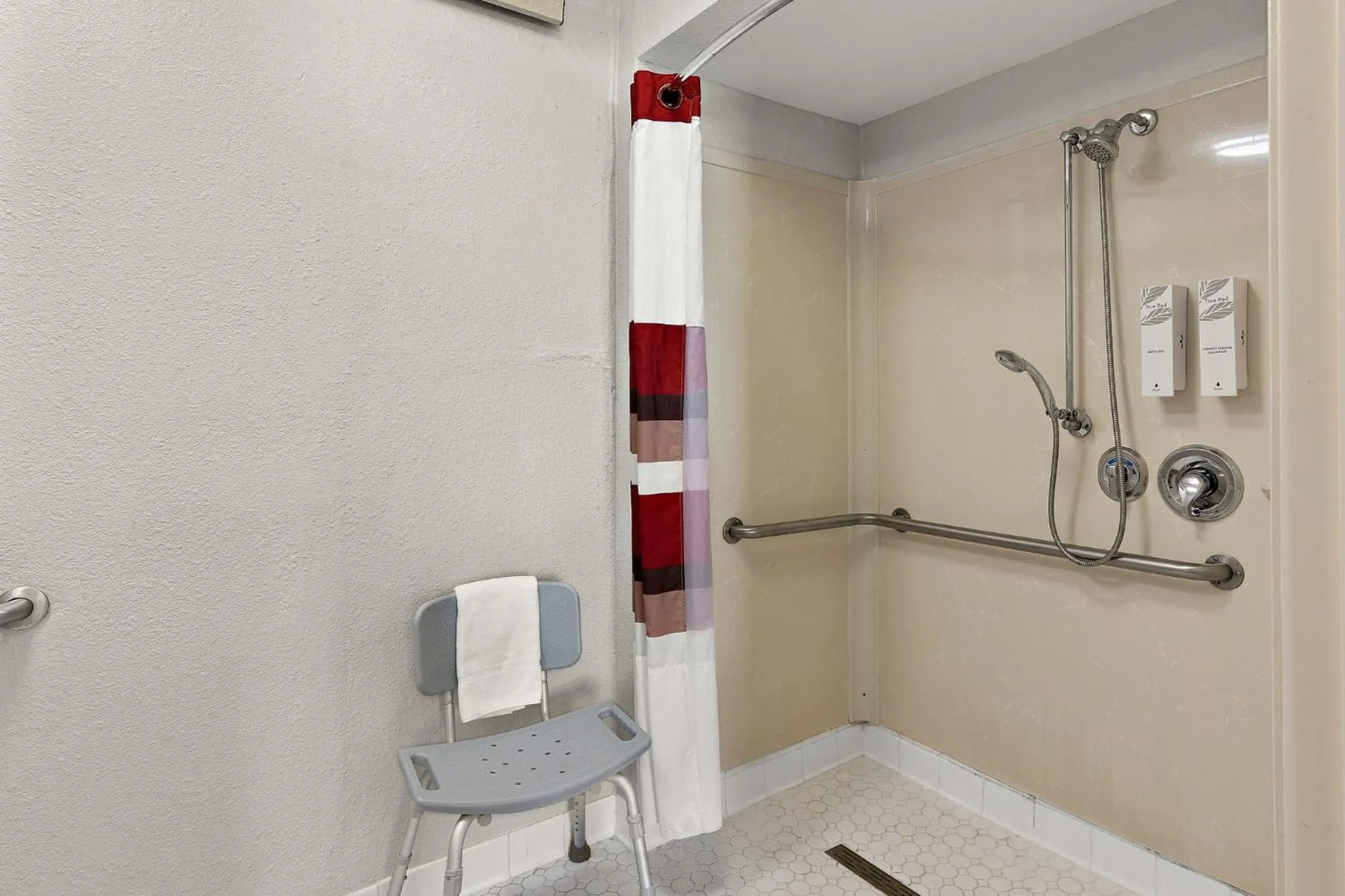 Bathroom in Red Roof Inn Cleveland - Westlake