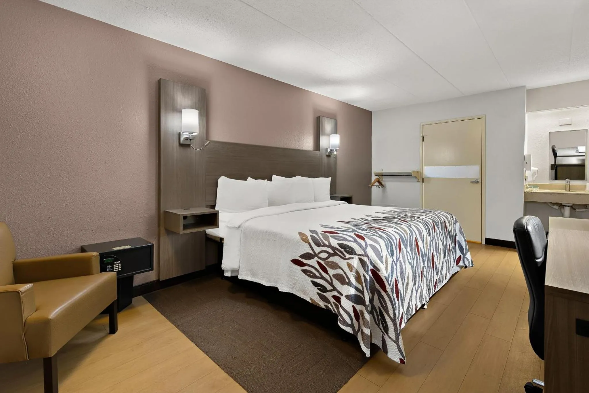 Bedroom, Bed in Red Roof Inn Cleveland - Westlake