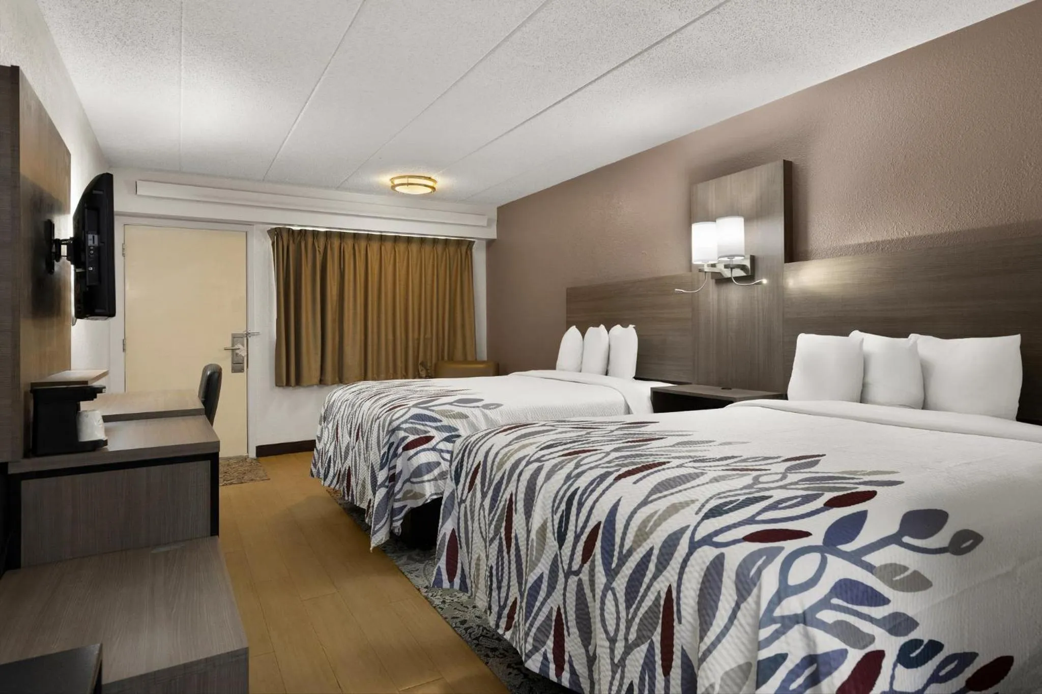 Photo of the whole room, Bed in Red Roof Inn Cleveland - Westlake