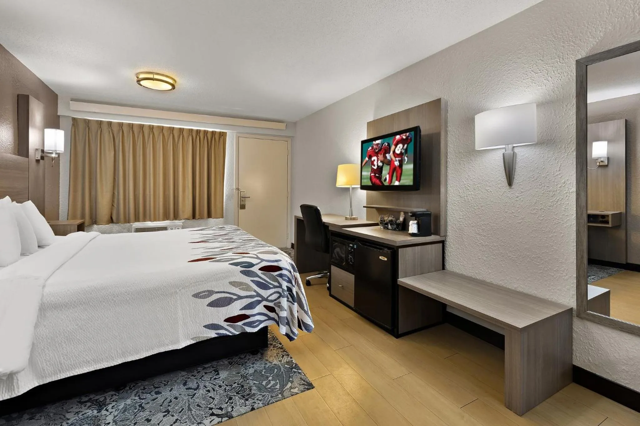 Bedroom, Bed in Red Roof Inn Cleveland - Westlake