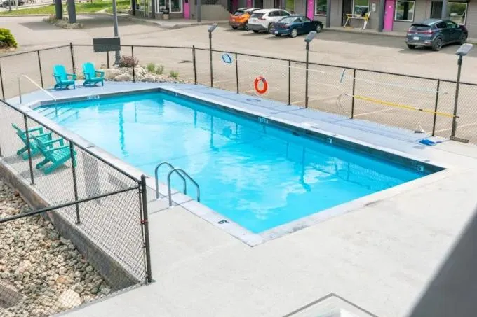 Swimming pool in The Vista Inn