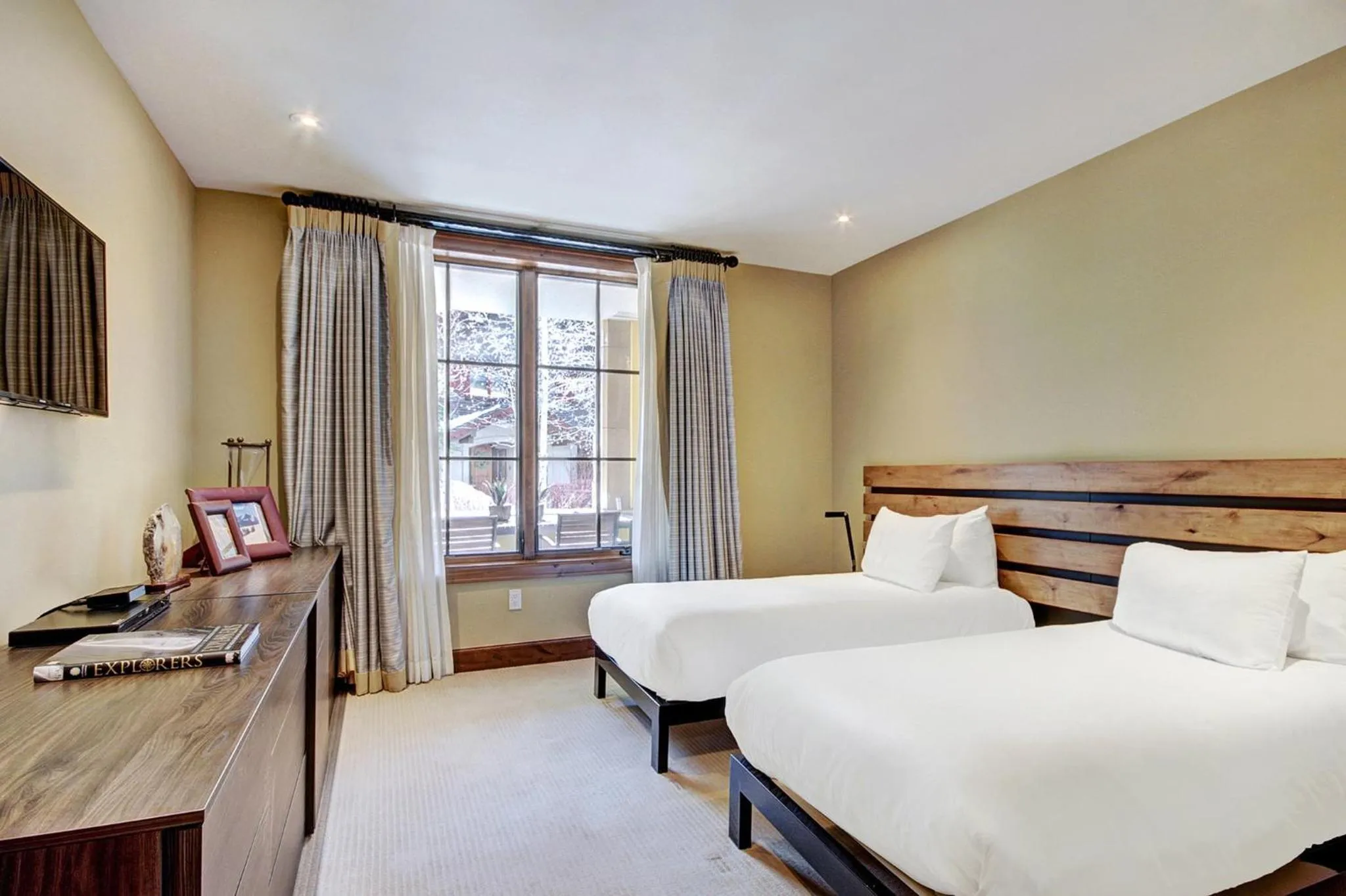 Photo of the whole room, Bed in Legendary Lodging at the Ritz Carlton Residences Vail, A Vail Resorts Property