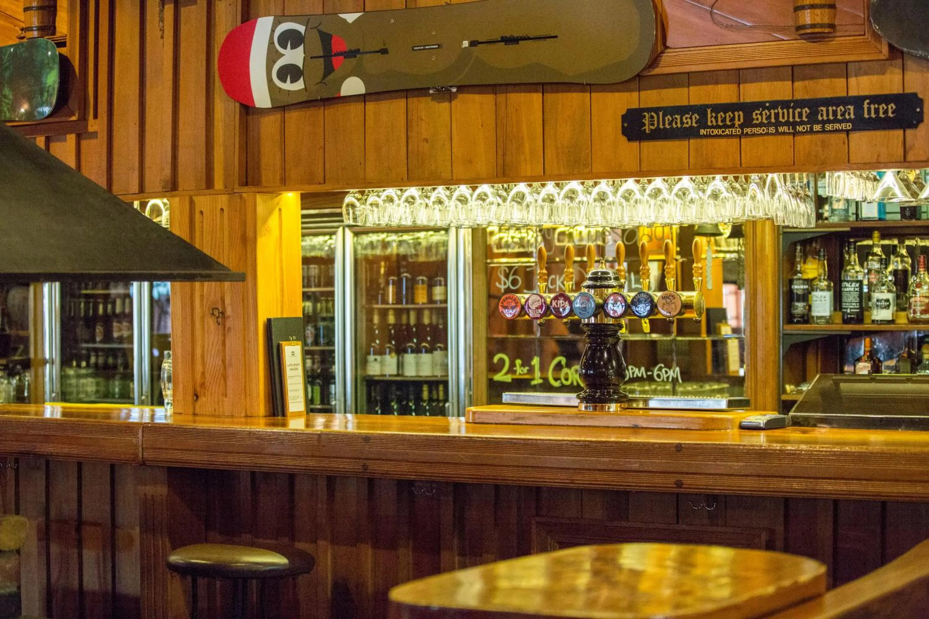 Lounge or bar in The Powderhorn Chateau