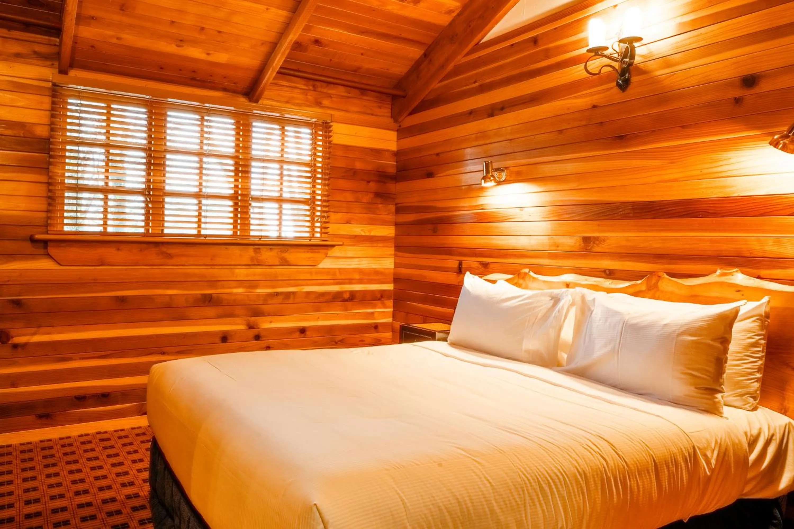 Bedroom, Bed in The Powderhorn Chateau