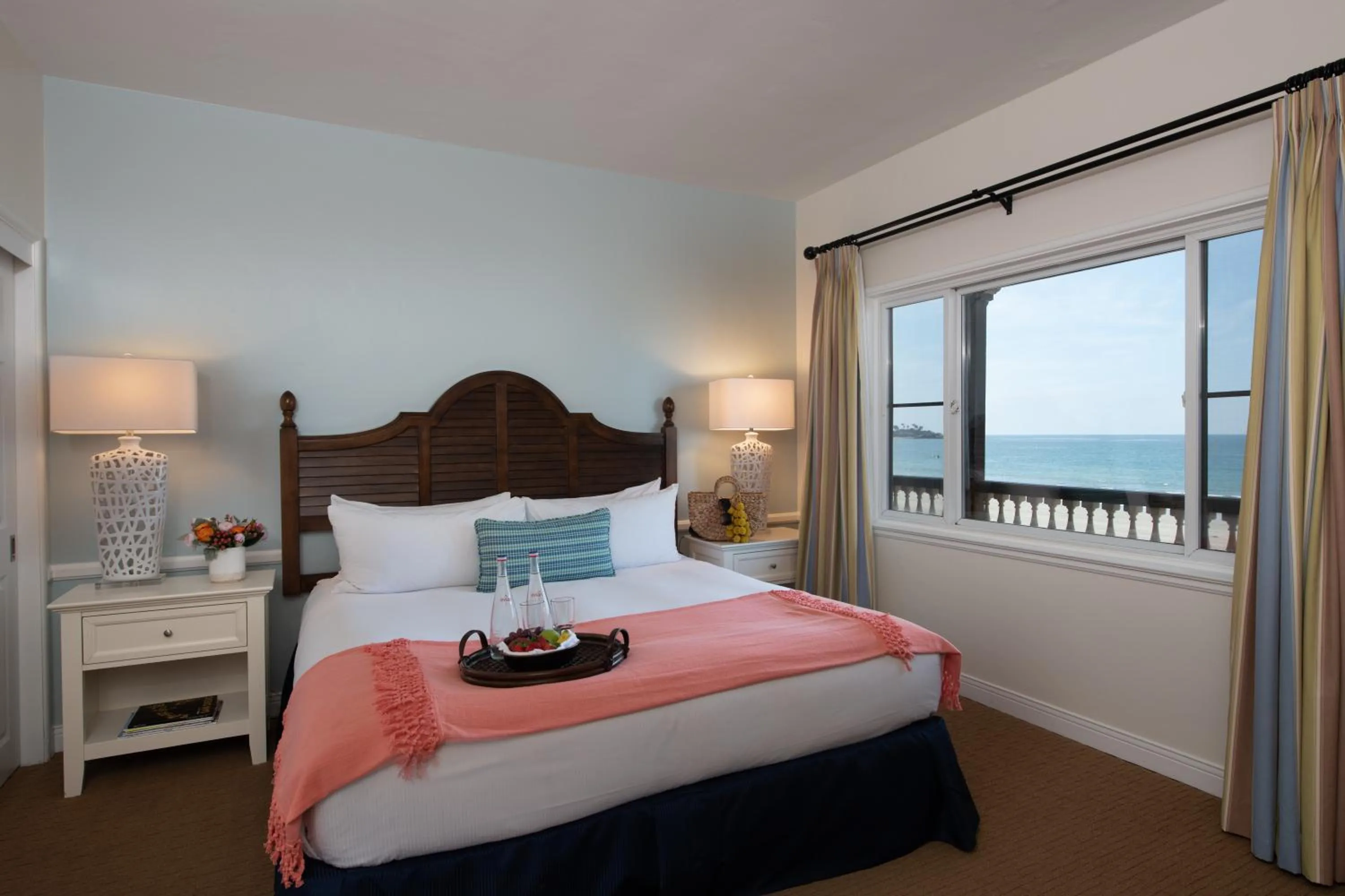 Bedroom, Bed in La Jolla Beach & Tennis Club