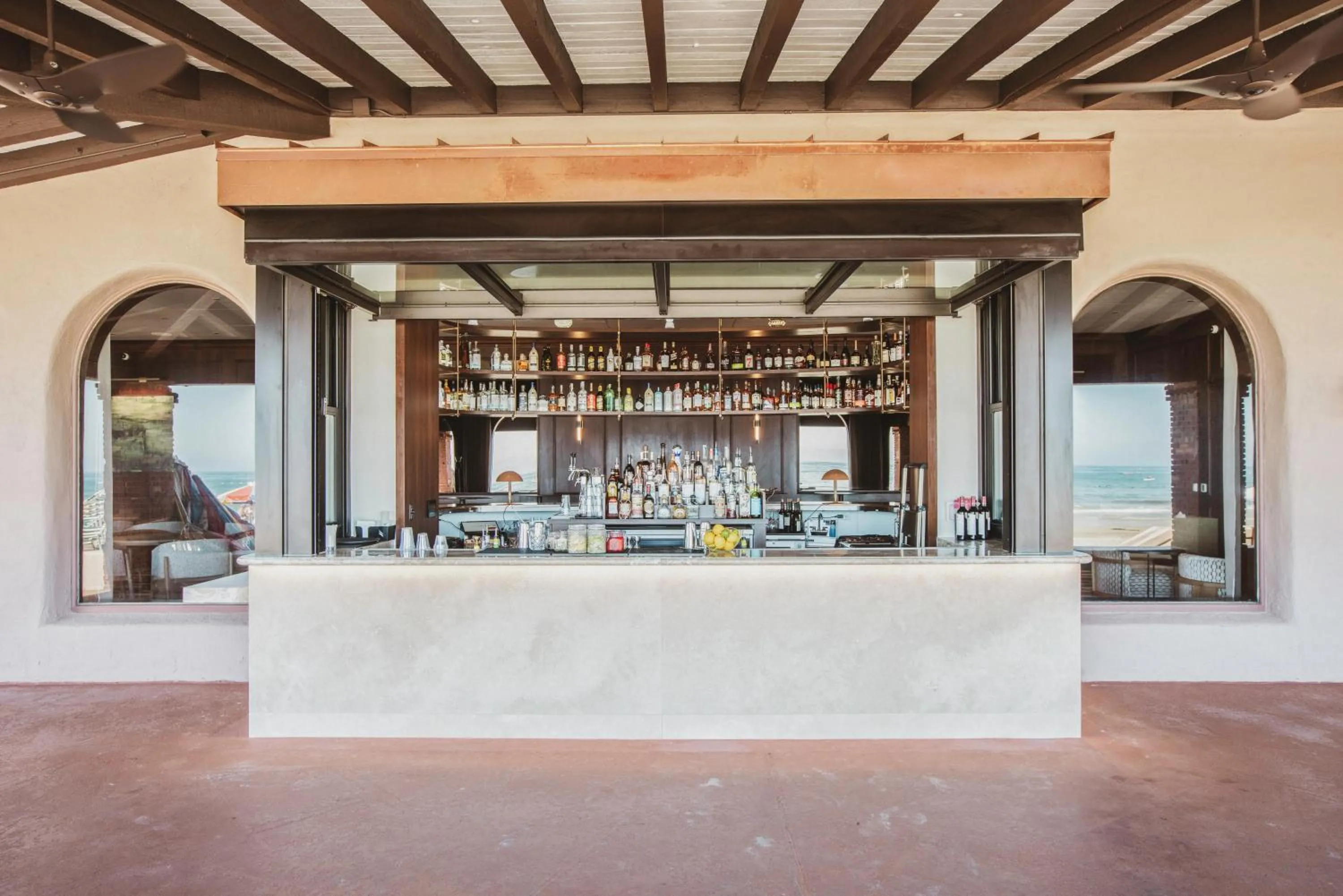 Lounge or bar in La Jolla Beach & Tennis Club