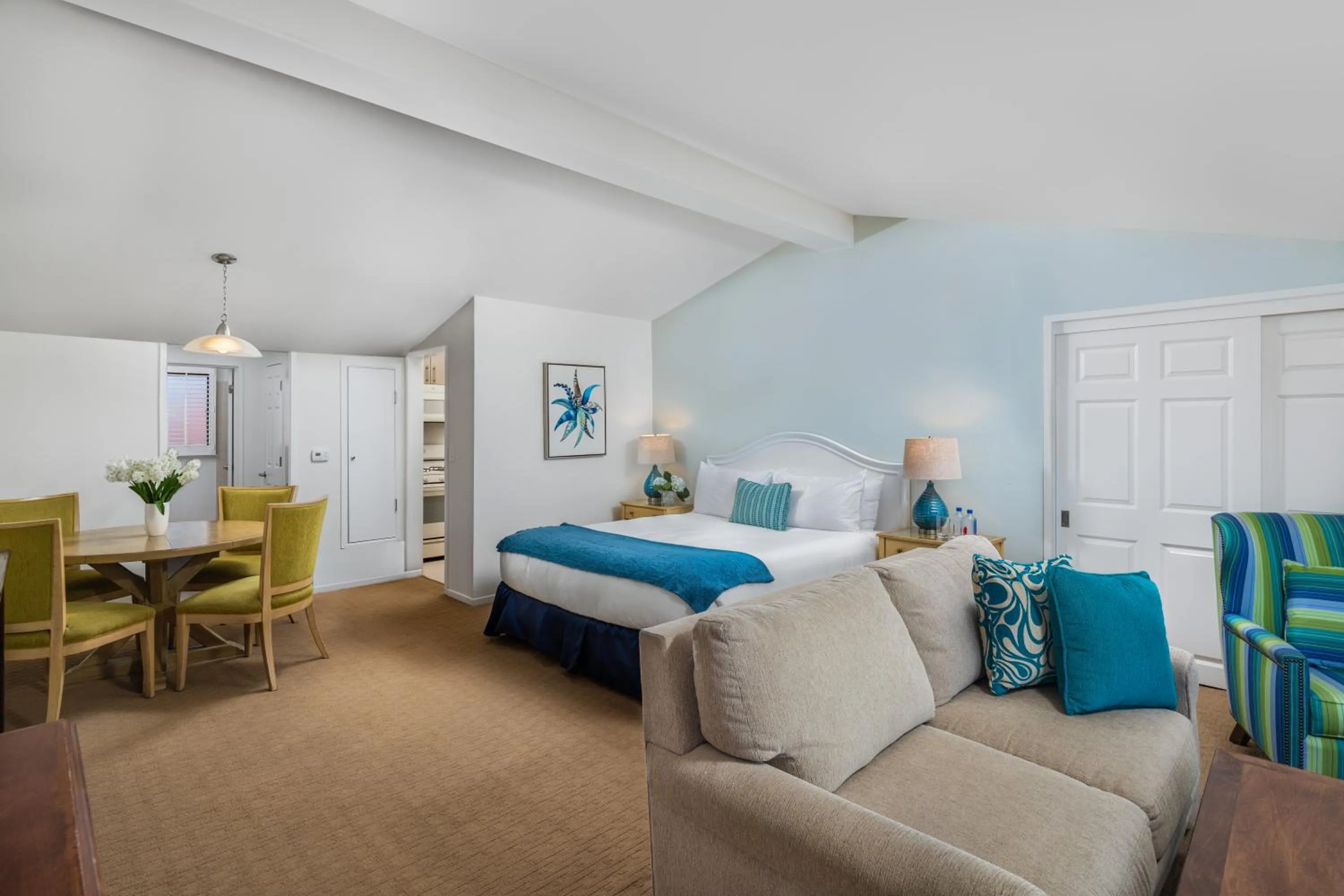 Bedroom, Bed in La Jolla Beach & Tennis Club