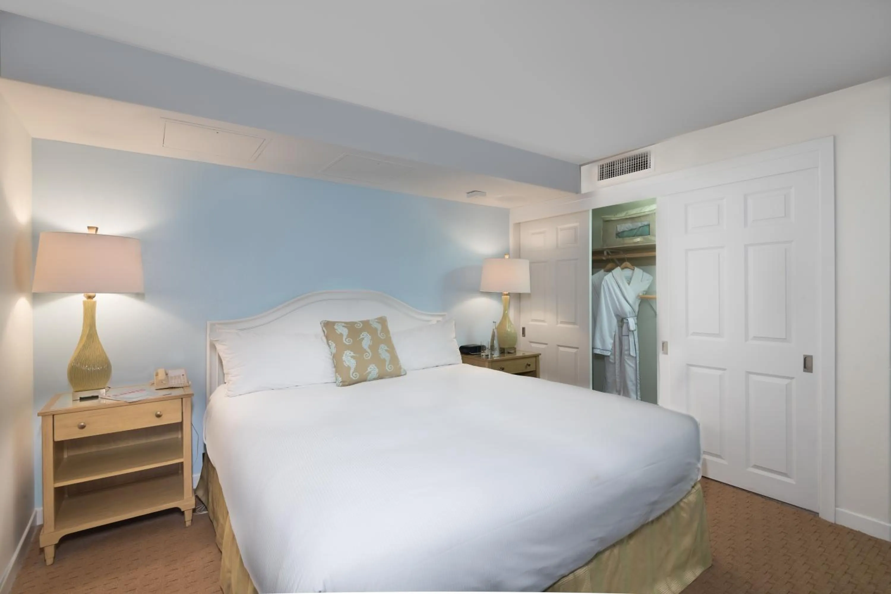 Bed in La Jolla Beach & Tennis Club