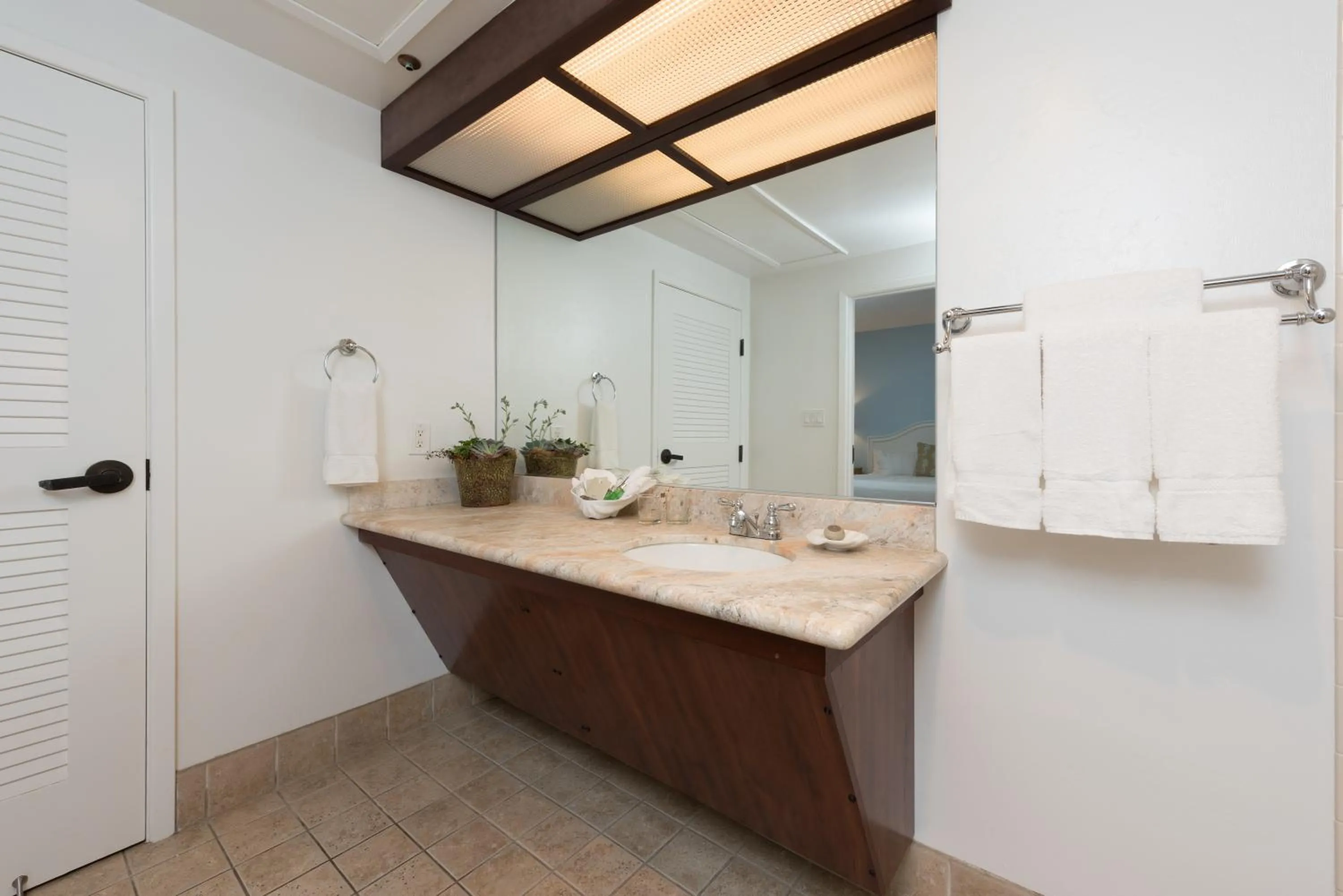 Bathroom in La Jolla Beach & Tennis Club